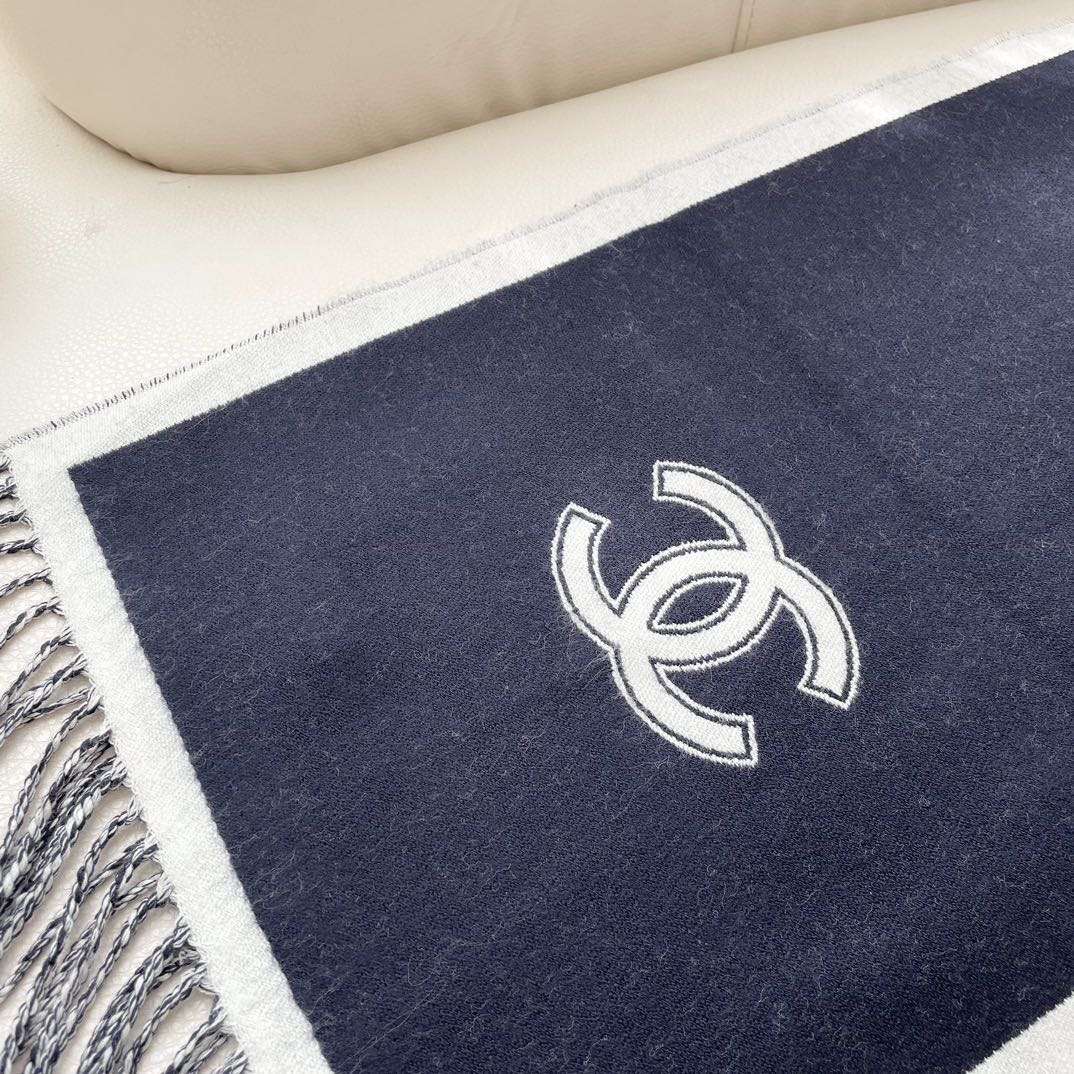 香奈儿新款🗣姑娘们出来炸街啦黑色系色调真的无敌经典了。不是俗气的漂白。就本色调，带点米的高级配色。～百分