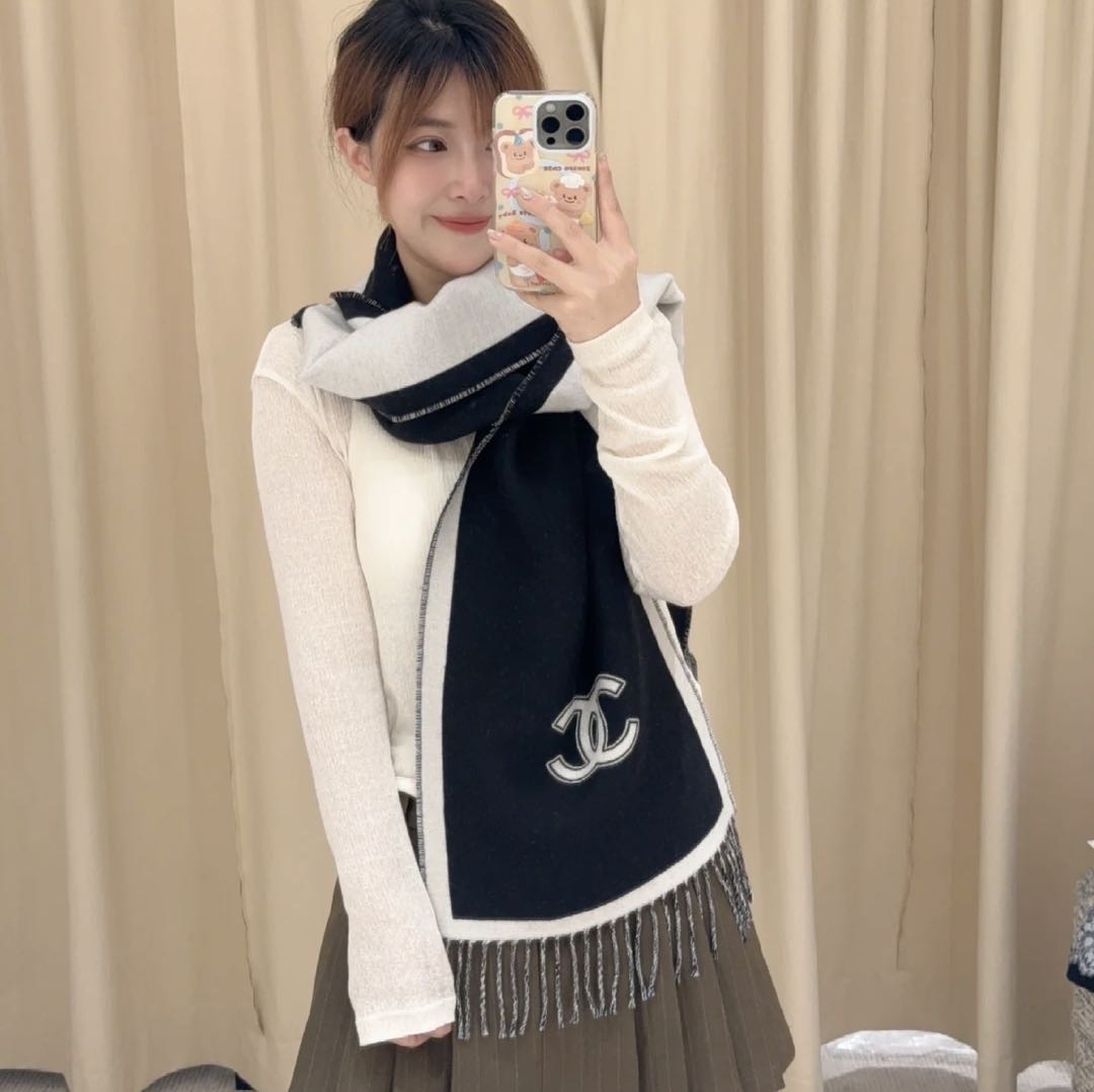 NO:342331,Chanel's new girls are coming out to explode. The black color is really invincible and classic. It's not tacky bleaching. Just the original color, a high-end color scheme with a little rice. ~ 100% pure cashmere~ The specification is 35*180 scarf, which makes people love it and feel as soft as clouds. If you see the real thing, you will know what makes Suo scarf pale, and you will debut in the C position!  The skin is so soft that the heart melts and will not prick at all!  High-version scarf, high-version scarf, chanel19860909香奈儿新款姑娘们出来炸街啦 黑色系色调真的无敌经典了.不是俗气的漂白.就本色调,带点米的高级配色.～百分百纯山羊绒～ 规格35*180围巾,让人爱不释手,触感如云朵般柔软.如果你看到实物,就知道什么是让suo有围巾黯然失色,妥妥的C位出道！ 接触皮肤软到心都化了,一点也不会扎！高版本围巾,高版本围巾,chanel,scarf