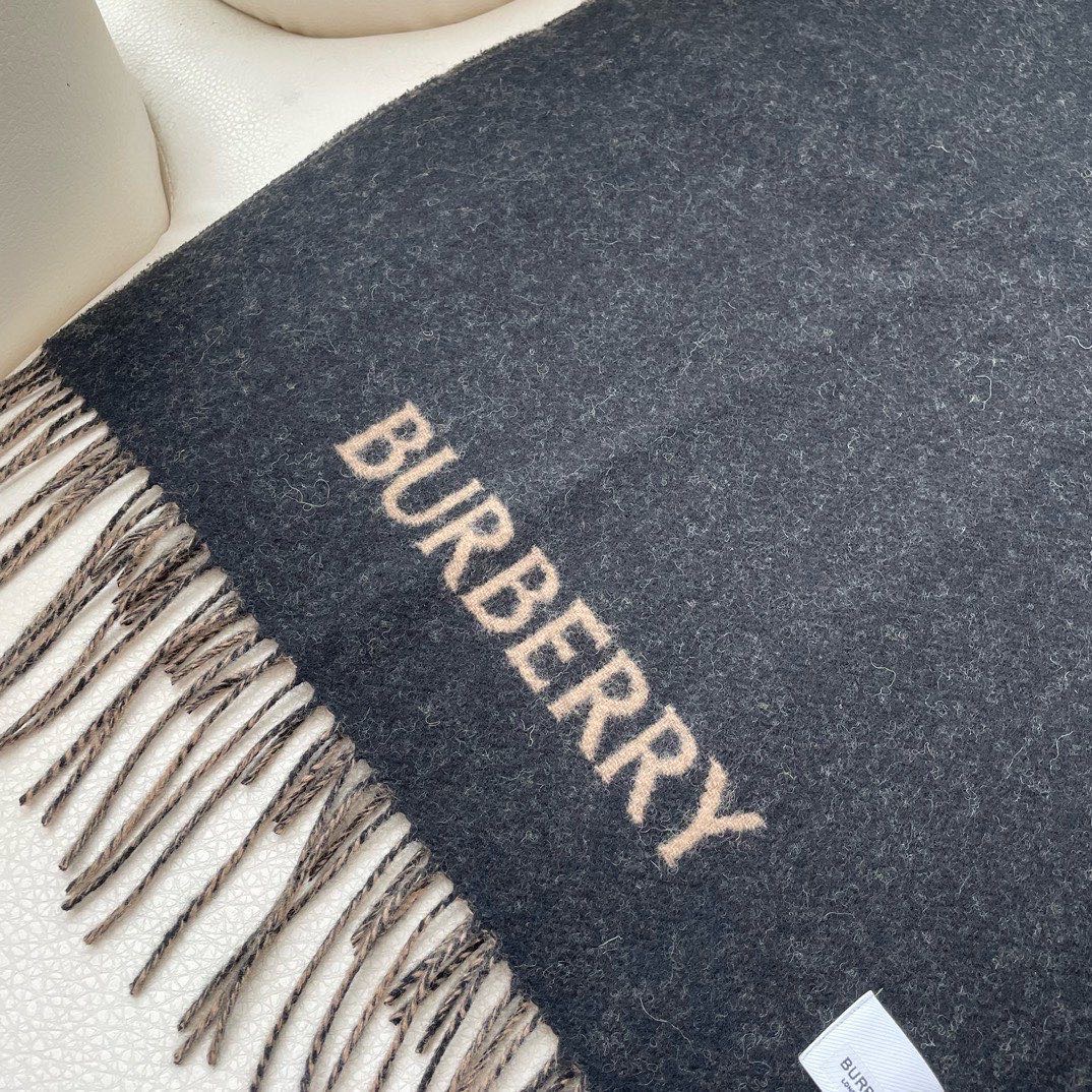 巴宝利 最新款围巾，男女士的福利 超温柔洋气的双面设计！！】感觉这个比以往的设计都更显年轻更显温柔更气质