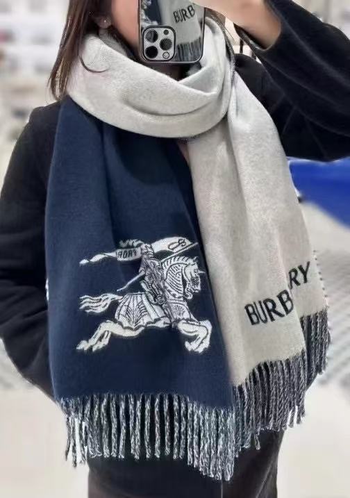 NO:342345,Burberry's latest scarf, welfare for men and women. Super gentle and fashionable double-sided design!  !  】I feel that this design looks younger, gentler and more elegant than before?  !  I feel that she can match ten thousand tops, double-sided scarf design, contrasting jacquard pattern, real daily fashionable style, 48*190 size, super invincible and amazing to play with various styles!  !  Super slim, high-end and fashionable, mainly because it is a good design and particularly texture. With such a thin and moderate thickness, the upper body can be very stylish!  It is a scarf with a very high utilization rate, a high-version scarf, burberry19860909巴宝利 最新款围巾,男女士的福利 超温柔洋气的双面设计！！】感觉这个比以往的设计都更显年轻更显温柔更气质有木有！！感觉她能与一万件上衣匹配在一起,双面围巾设计 反差感提花图案,实实在在的日常时髦款 48*190的尺寸,超级无敌赞的任意玩转各种系法！！超级显瘦高级显时髦,主要还是设计好,特别显质感,加上这样的薄厚度适中上身可以很有型！是利用率相当高的一款围巾高版本围巾,高版本围巾,burberry,scarf
