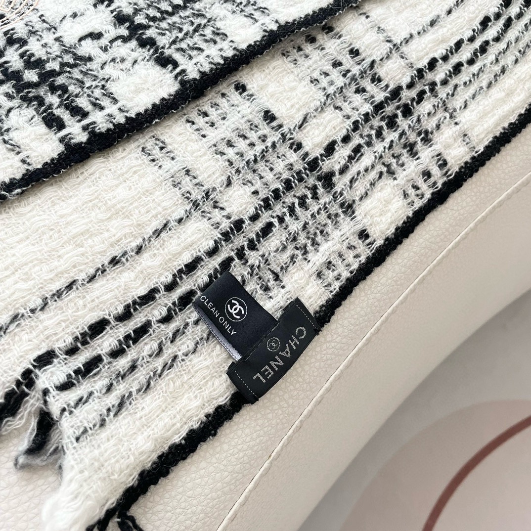 😍👍香奈儿2025专柜最新款‼️【顶级羊绒围巾】🔥爆款哦 😘💍实物真心美 🎀披肩配以精美logo的刺绣💓