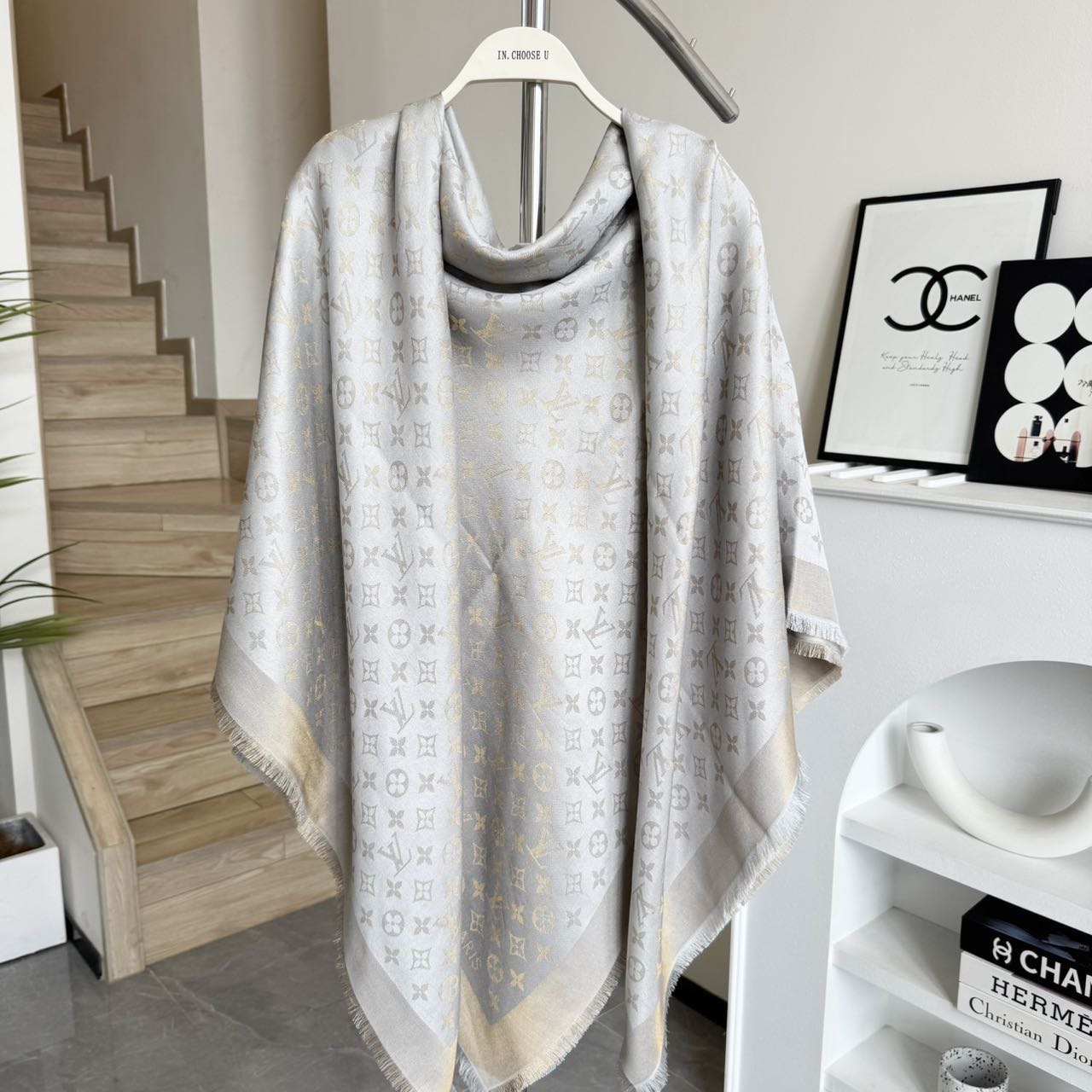 方巾】LV披肩❤️经典金丝👍搭配丝毛混纺的华美质感，与成衣和配饰系列单品搭配相宜。尺寸：140 x 14