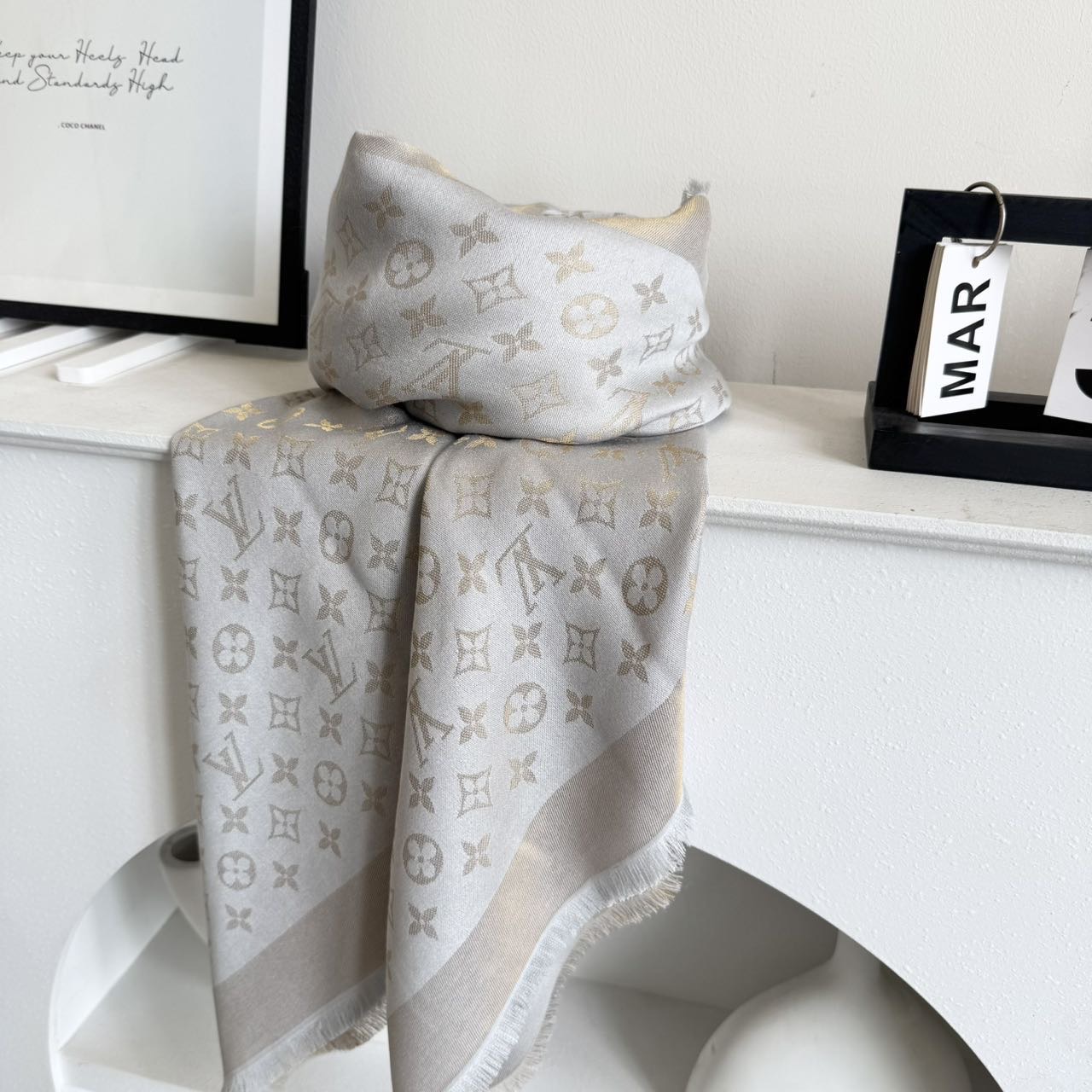 方巾】LV披肩❤️经典金丝👍搭配丝毛混纺的华美质感，与成衣和配饰系列单品搭配相宜。尺寸：140 x 14