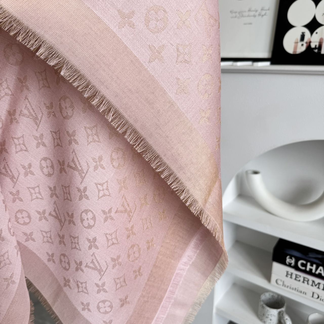 方巾】LV披肩❤️经典金丝👍搭配丝毛混纺的华美质感，与成衣和配饰系列单品搭配相宜。尺寸：140 x 14