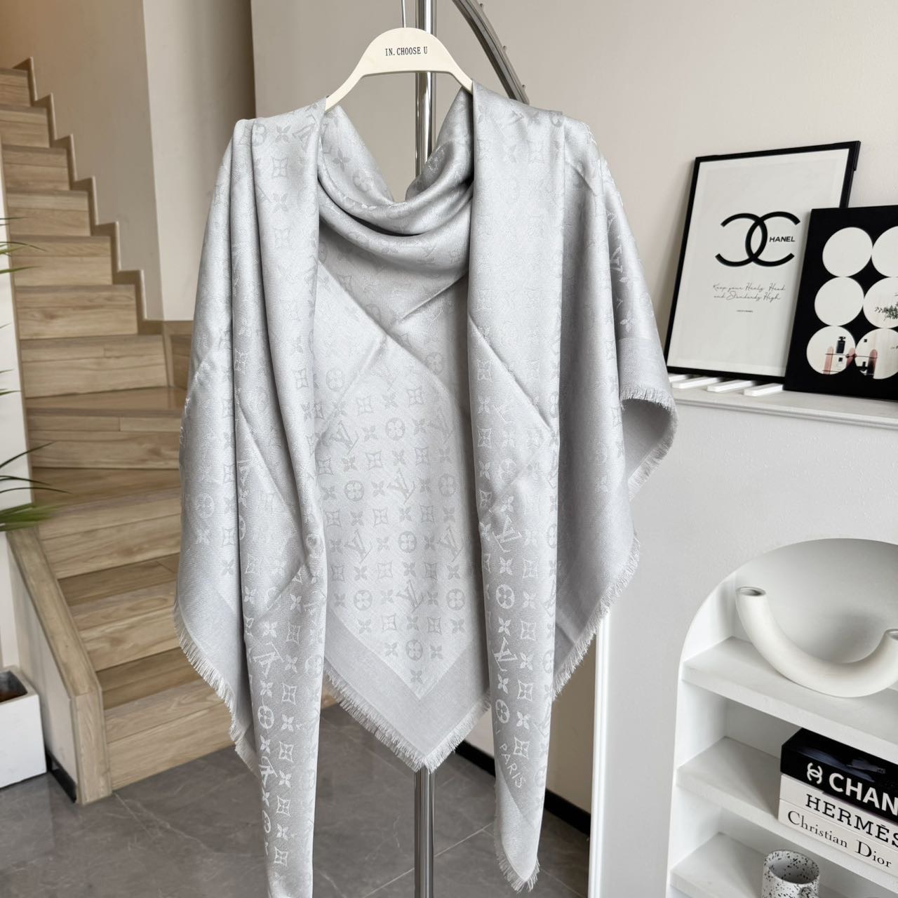 方巾】LV披肩❤️经典金丝👍搭配丝毛混纺的华美质感，与成衣和配饰系列单品搭配相宜。尺寸：140 x 14