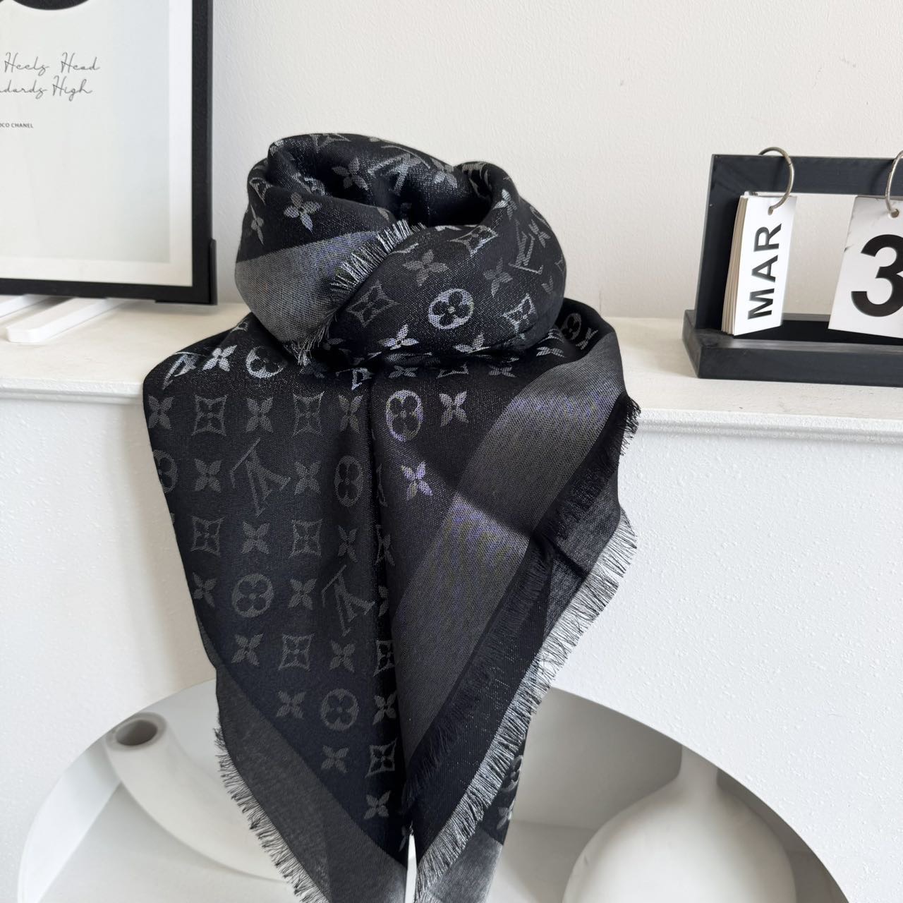 方巾】LV披肩❤️经典金丝👍搭配丝毛混纺的华美质感，与成衣和配饰系列单品搭配相宜。尺寸：140 x 14
