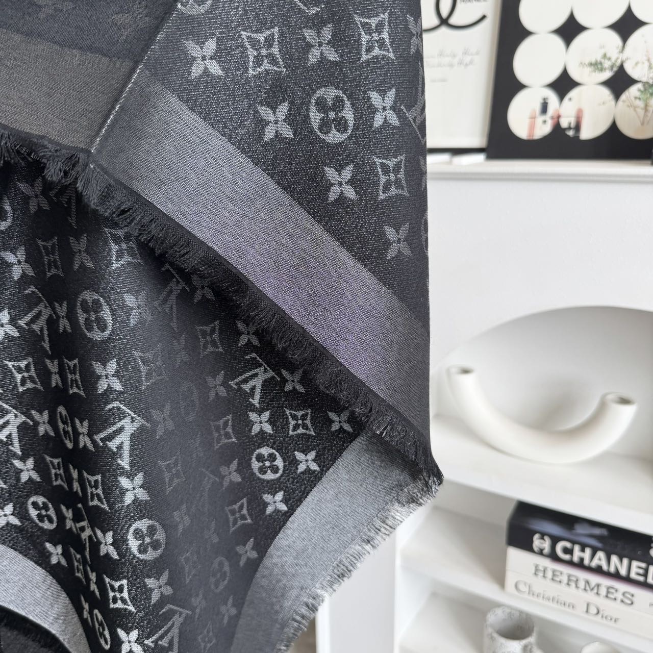 方巾】LV披肩❤️经典金丝👍搭配丝毛混纺的华美质感，与成衣和配饰系列单品搭配相宜。尺寸：140 x 14