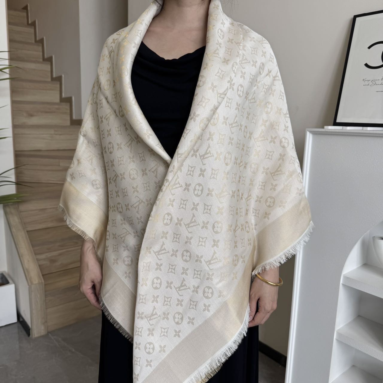 NO:342340,Square Scarf] LV shawl classic gold silk with silk-blend gorgeous texture, suitable for ready-to-wear and accessories series. Size 140 x 140cm Fabric 57 wool, 43 silk high-version scarf, high-version scarf, louis vuitton, real silk, shawls19860909方巾】LV披肩经典金丝搭配丝毛混纺的华美质感,与成衣和配饰系列单品搭配相宜. 尺寸140 x 140cm 面料 57羊毛,43真丝高版本围巾,高版本围巾,louis vuitton,real silk,shawls,scarf