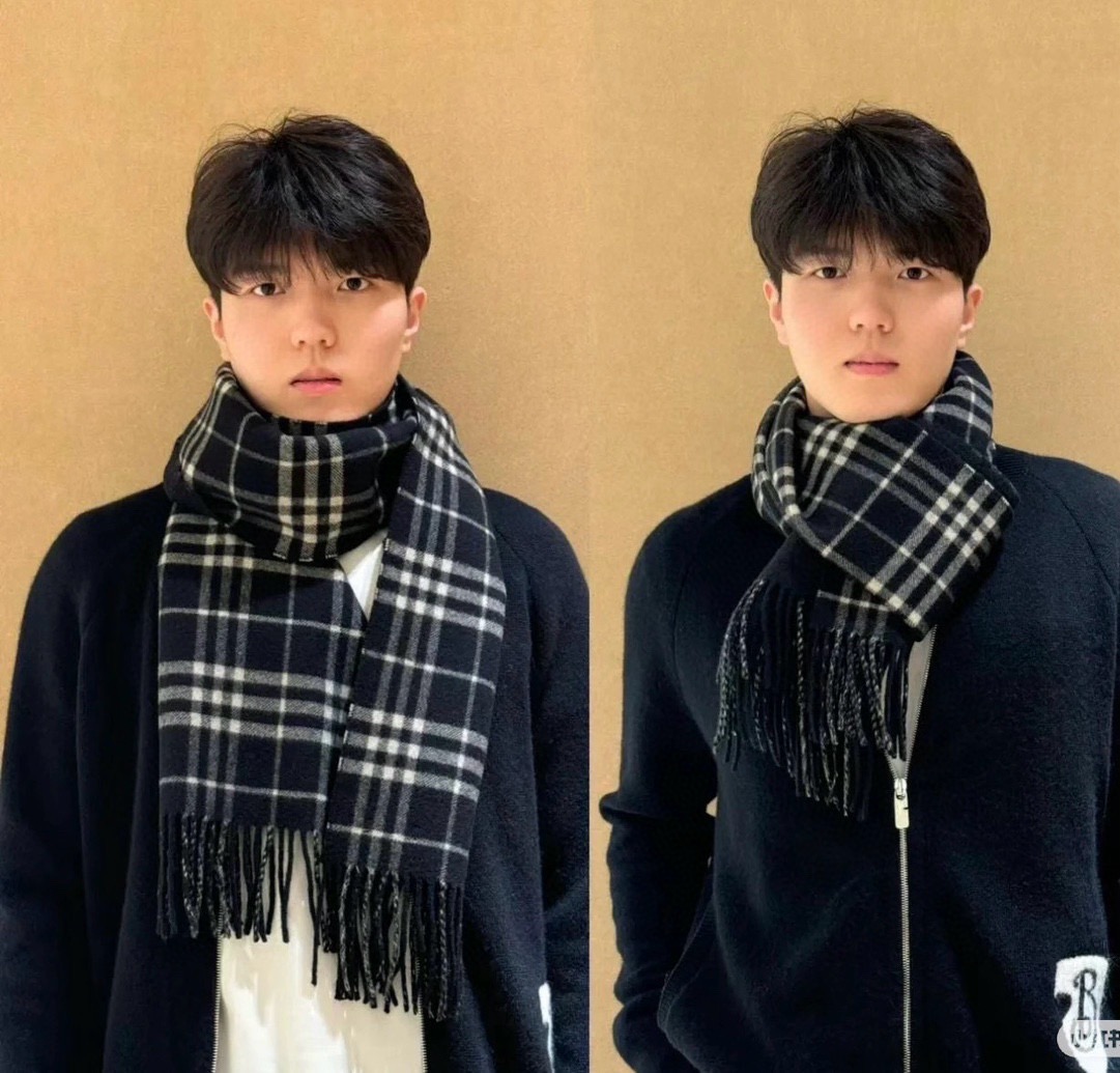 NO:342325,The hot-selling couple model B home [Classic War Horse] Exclusive cow product Luxury is all in the size, high-end quality with super high cashmere quality will be favored by this brand. This boutique is a rare scarf knitted on the market. It is really a super high-end product. Only this big brand will have every color, love and keep every color. Good goods sold one less. Imported knitted cashmere size 180*32 high-version scarf, high-version scarf19860909爆款上新 情侣款B家【经典战马】独家牛货 奢华尽在尺寸之间,高端品质具有超高羊绒品质才会被此品牌青睐这种精品是市场上及其少见的围巾针织,真是超级高端货只有这种大品牌才会拥有每色都是大爱每色都留.卖一条少一条的好货 进口针织羊绒 尺寸180*32高版本围巾,高版本围巾,scarf