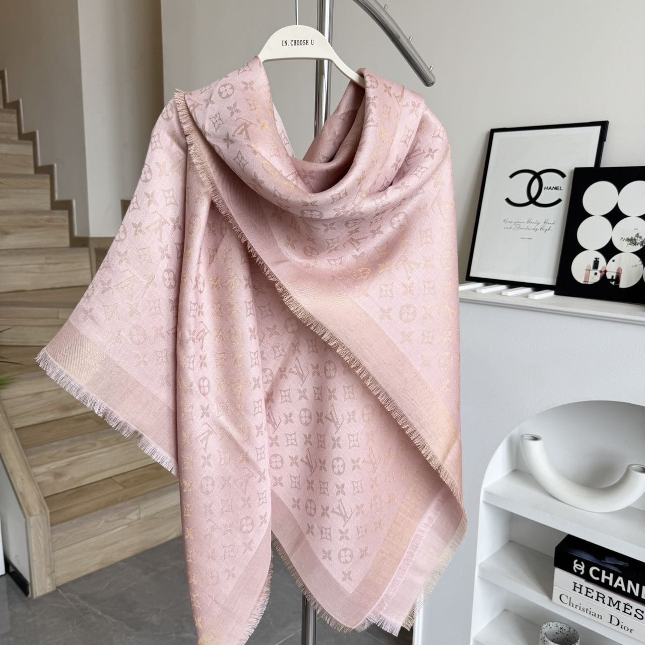 方巾】LV披肩❤️经典金丝👍搭配丝毛混纺的华美质感，与成衣和配饰系列单品搭配相宜。尺寸：140 x 14