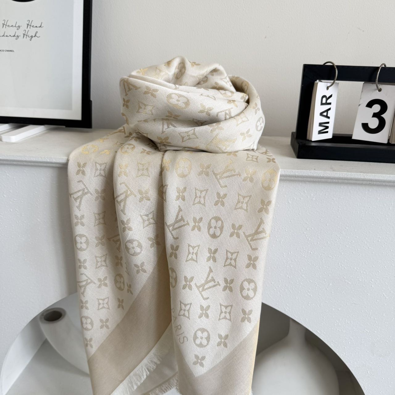 方巾】LV披肩❤️经典金丝👍搭配丝毛混纺的华美质感，与成衣和配饰系列单品搭配相宜。尺寸：140 x 14