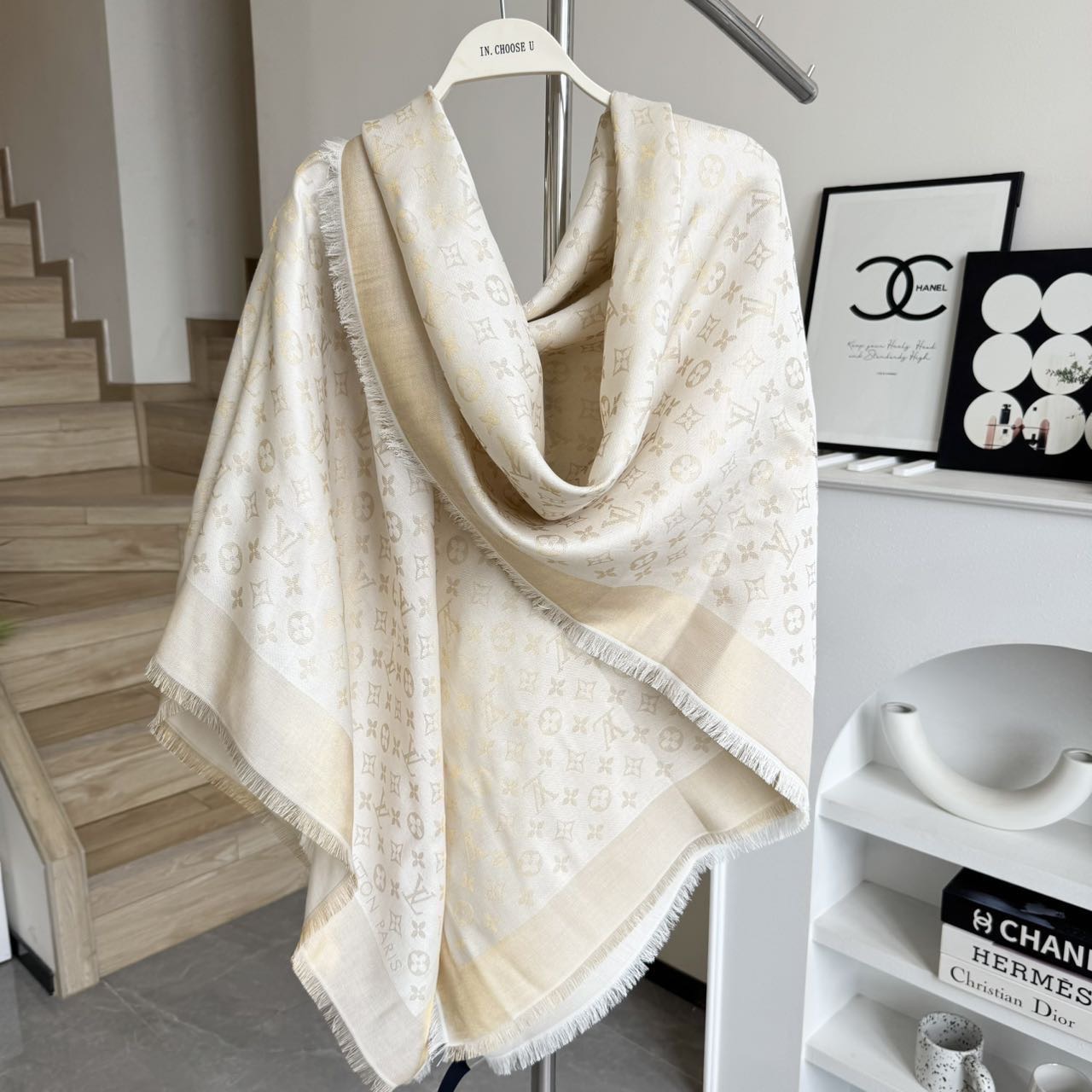 方巾】LV披肩❤️经典金丝👍搭配丝毛混纺的华美质感，与成衣和配饰系列单品搭配相宜。尺寸：140 x 14