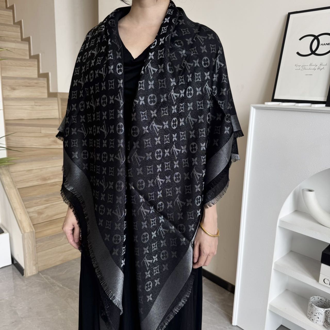 方巾】LV披肩❤️经典金丝👍搭配丝毛混纺的华美质感，与成衣和配饰系列单品搭配相宜。尺寸：140 x 14