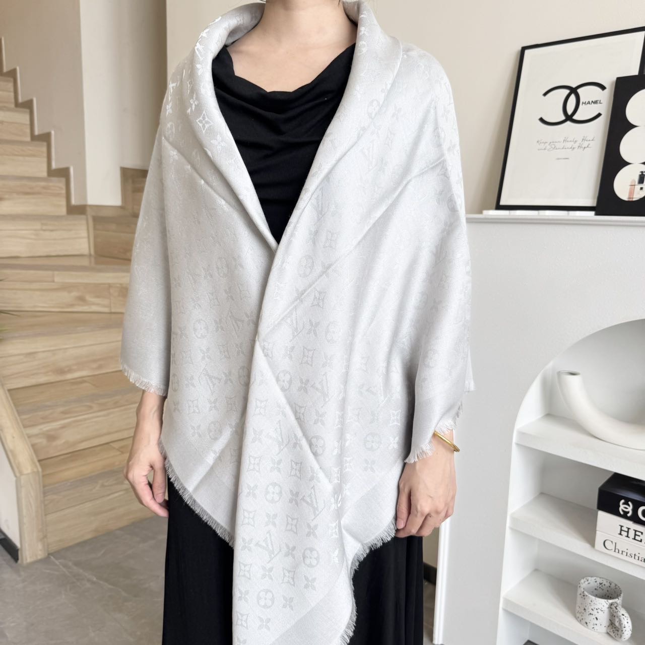 方巾】LV披肩❤️经典金丝👍搭配丝毛混纺的华美质感，与成衣和配饰系列单品搭配相宜。尺寸：140 x 14