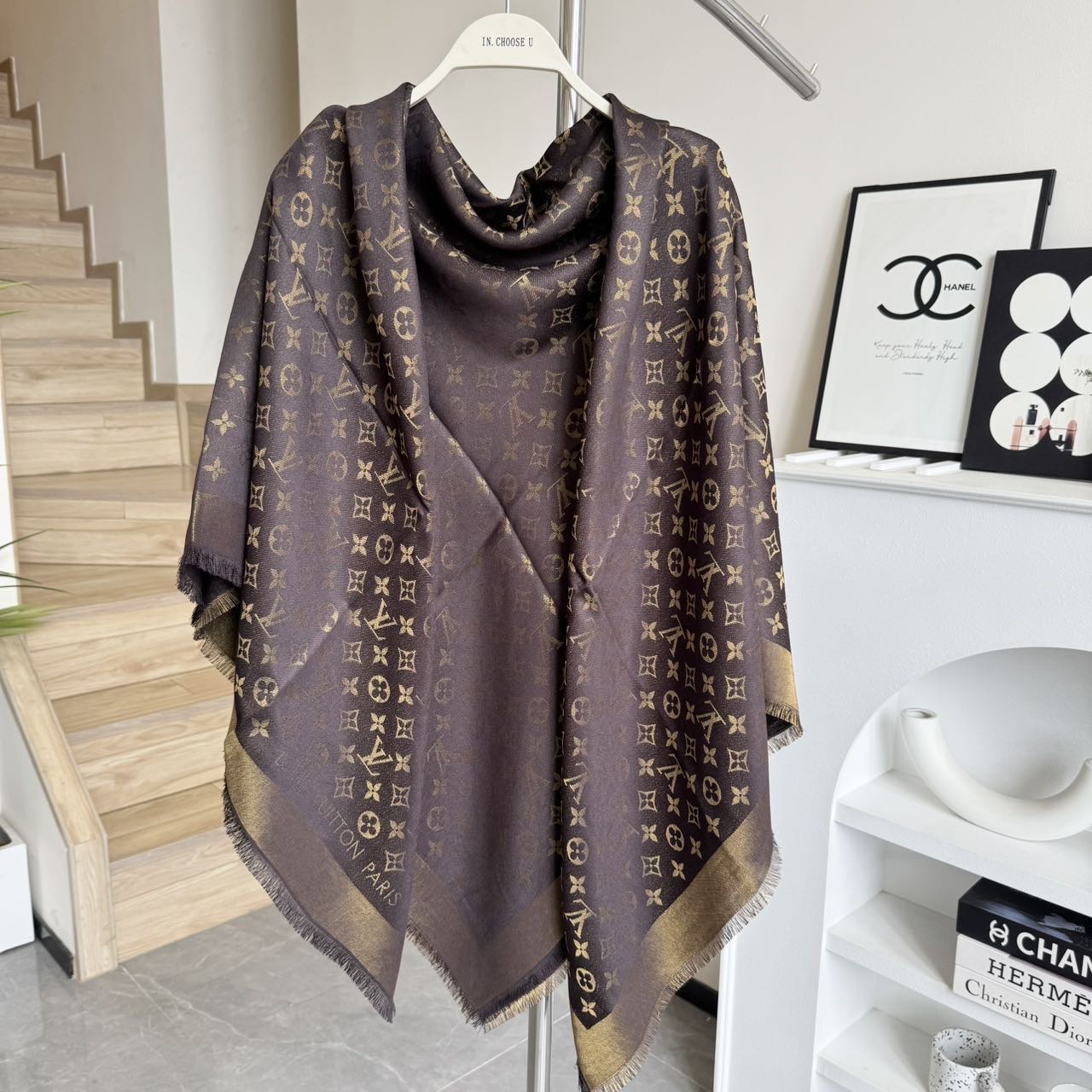 方巾】LV披肩❤️经典金丝👍搭配丝毛混纺的华美质感，与成衣和配饰系列单品搭配相宜。尺寸：140 x 14