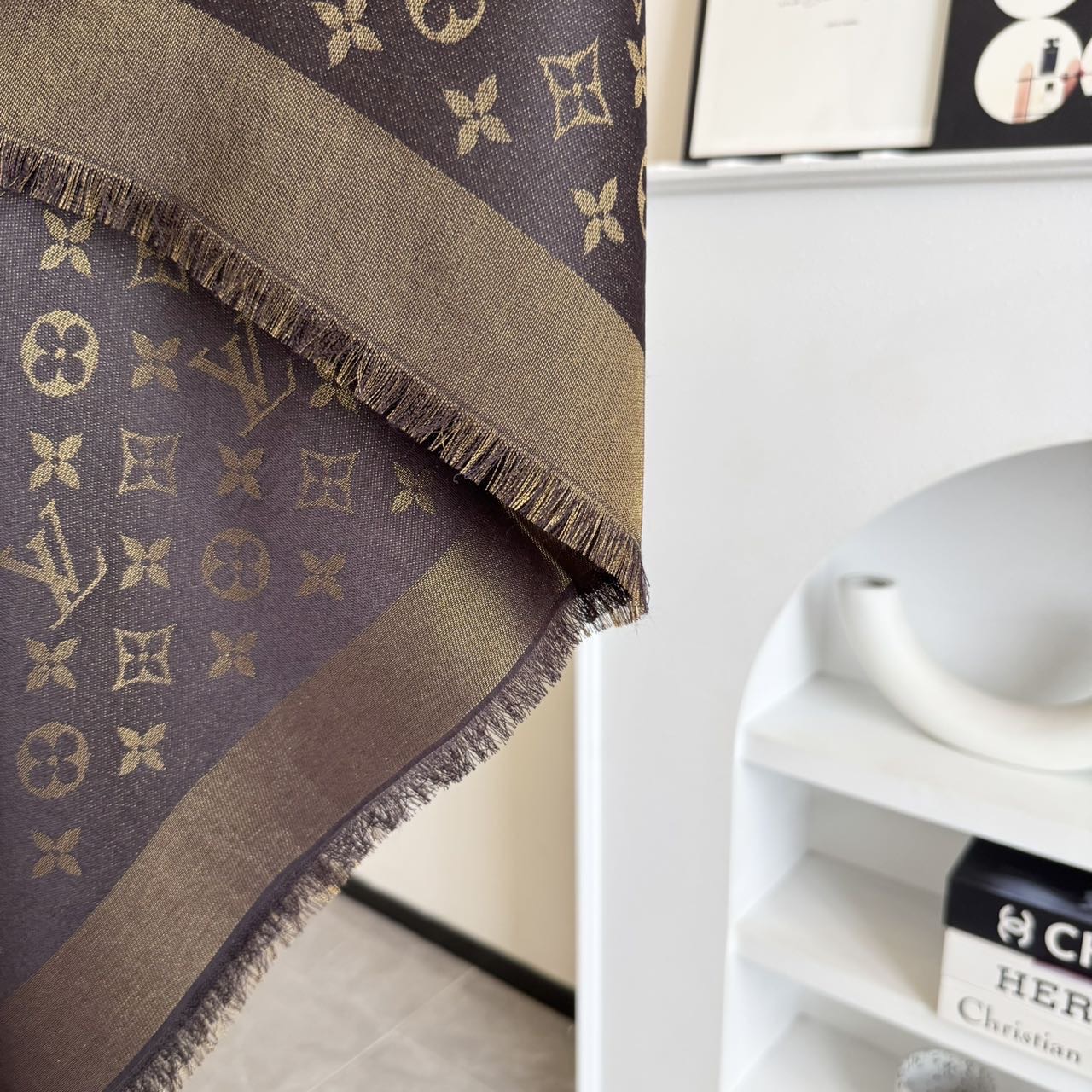 方巾】LV披肩❤️经典金丝👍搭配丝毛混纺的华美质感，与成衣和配饰系列单品搭配相宜。尺寸：140 x 14