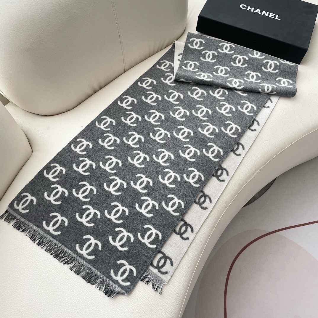 香奈儿新款🗣姑娘们出来炸街啦黑色系色调真的无敌经典了。不是俗气的漂白。就本色调，带点米的高级配色。～百分