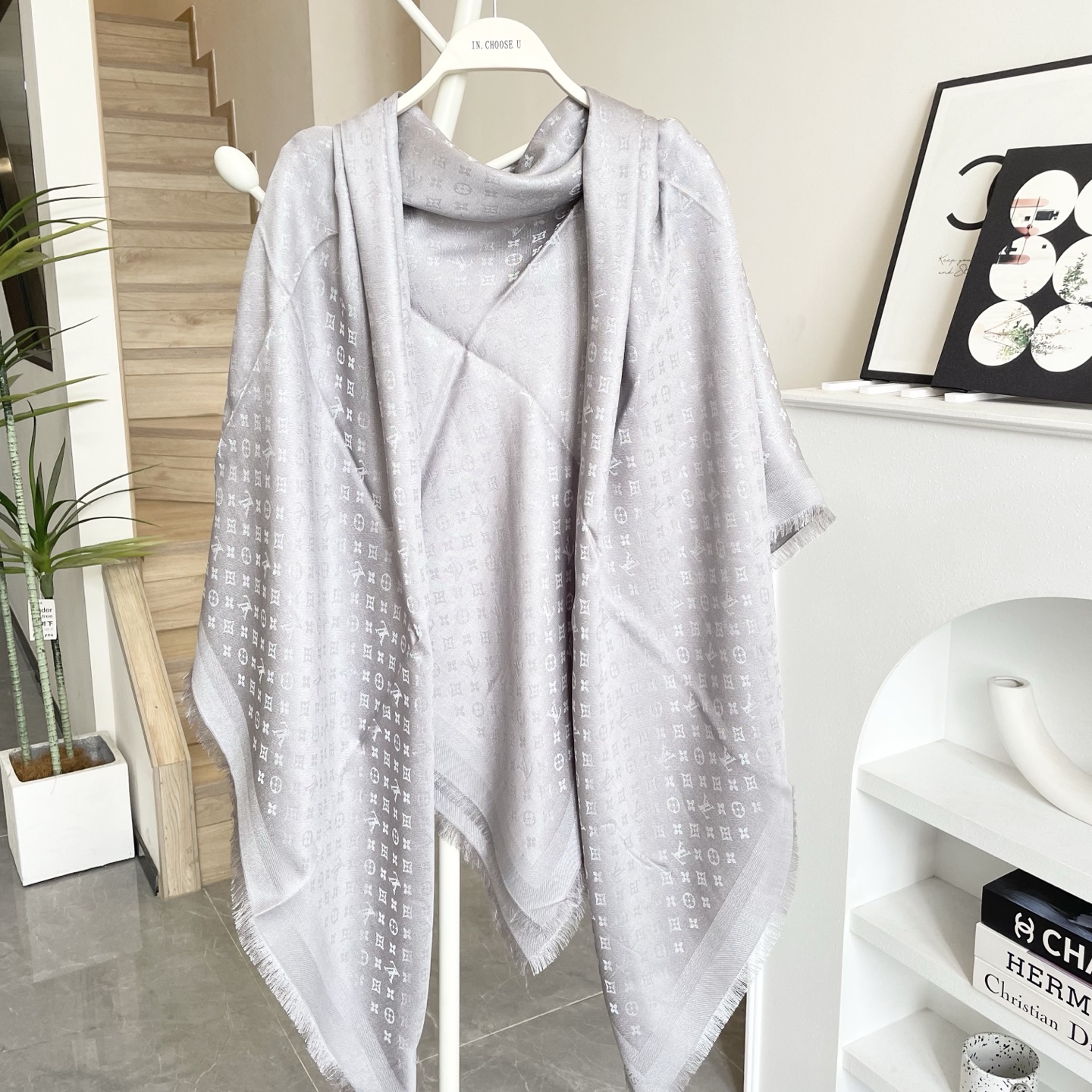 方巾】LV披肩❤️经典金丝👍搭配丝毛混纺的华美质感，与成衣和配饰系列单品搭配相宜。尺寸：140 x 14