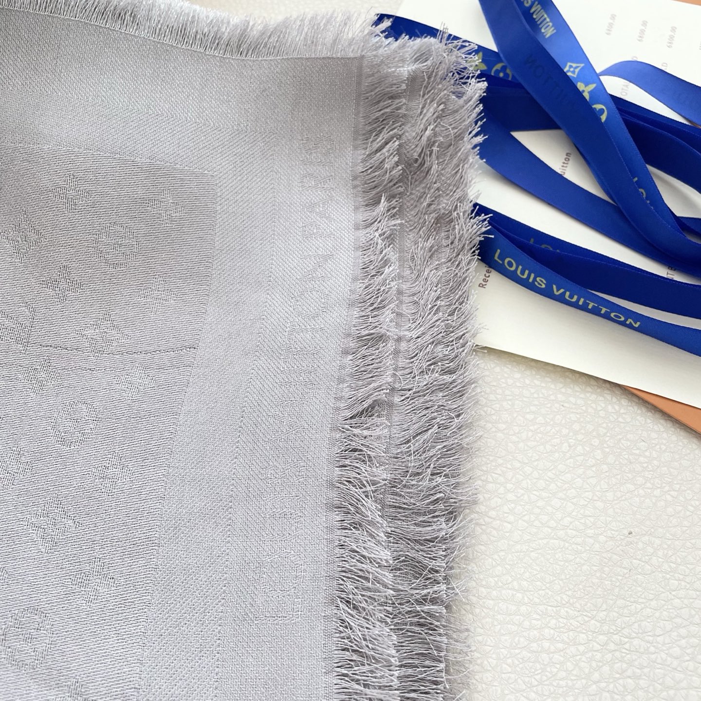 方巾】LV披肩❤️经典金丝👍搭配丝毛混纺的华美质感，与成衣和配饰系列单品搭配相宜。尺寸：140 x 14