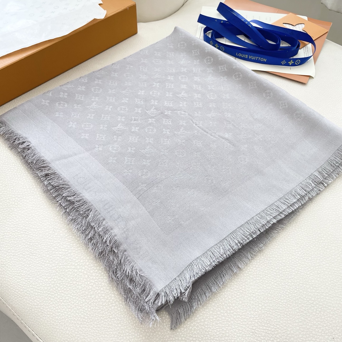 方巾】LV披肩❤️经典金丝👍搭配丝毛混纺的华美质感，与成衣和配饰系列单品搭配相宜。尺寸：140 x 14