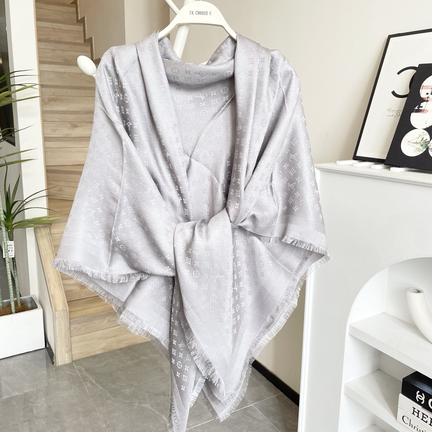 方巾】LV披肩❤️经典金丝👍搭配丝毛混纺的华美质感，与成衣和配饰系列单品搭配相宜。尺寸：140 x 14