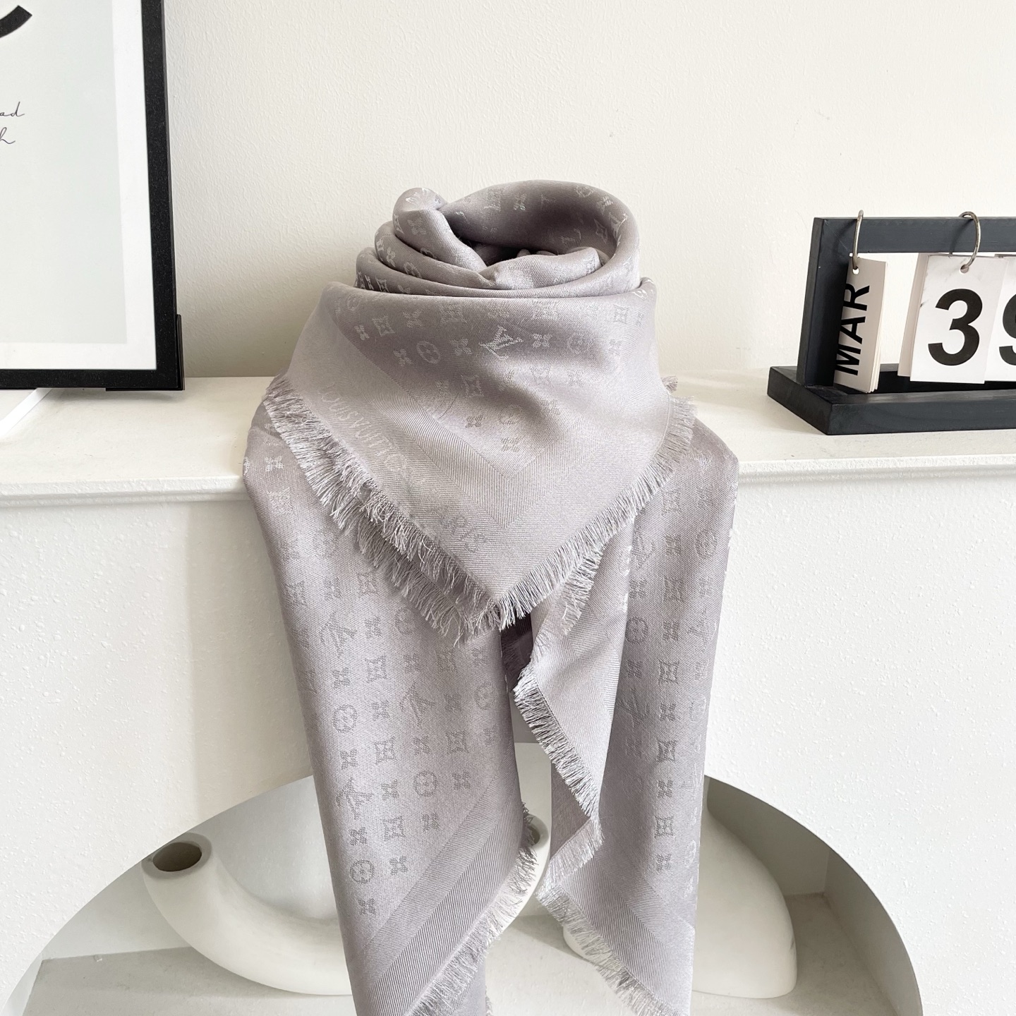 方巾】LV披肩❤️经典金丝👍搭配丝毛混纺的华美质感，与成衣和配饰系列单品搭配相宜。尺寸：140 x 14
