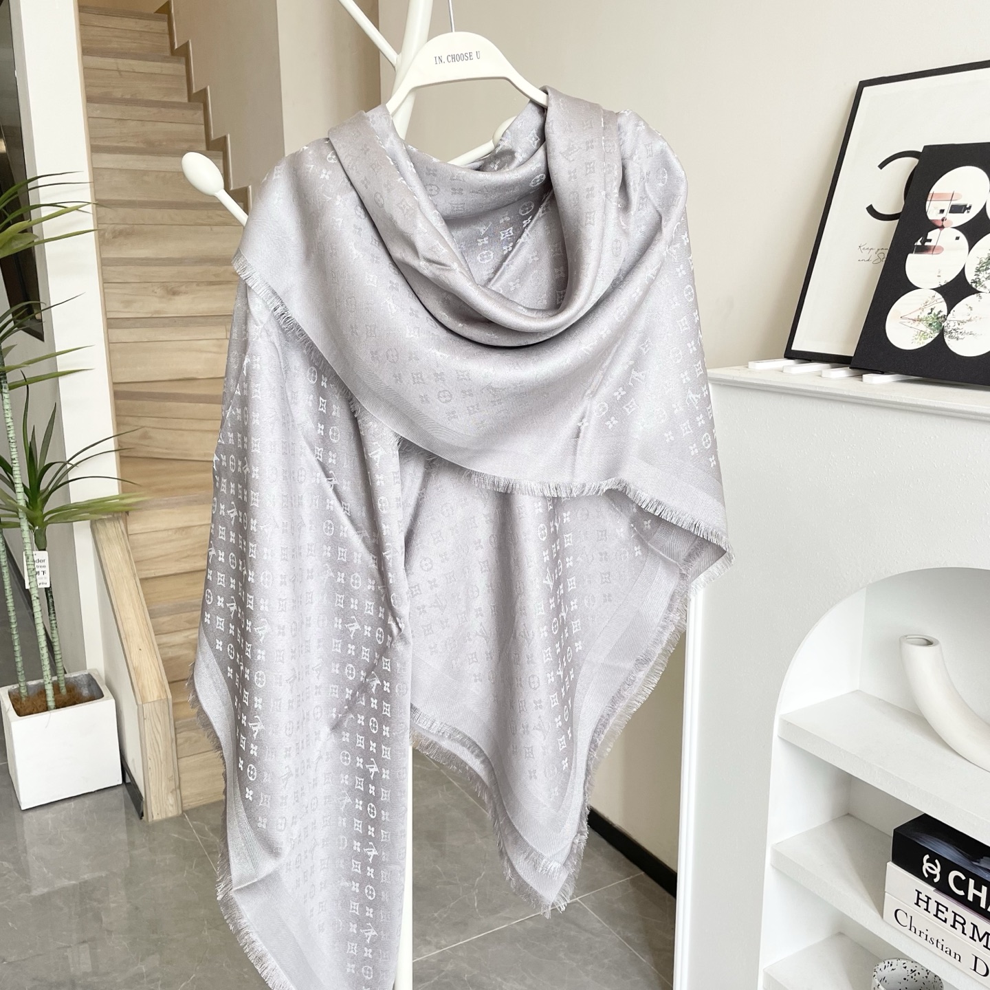 方巾】LV披肩❤️经典金丝👍搭配丝毛混纺的华美质感，与成衣和配饰系列单品搭配相宜。尺寸：140 x 14