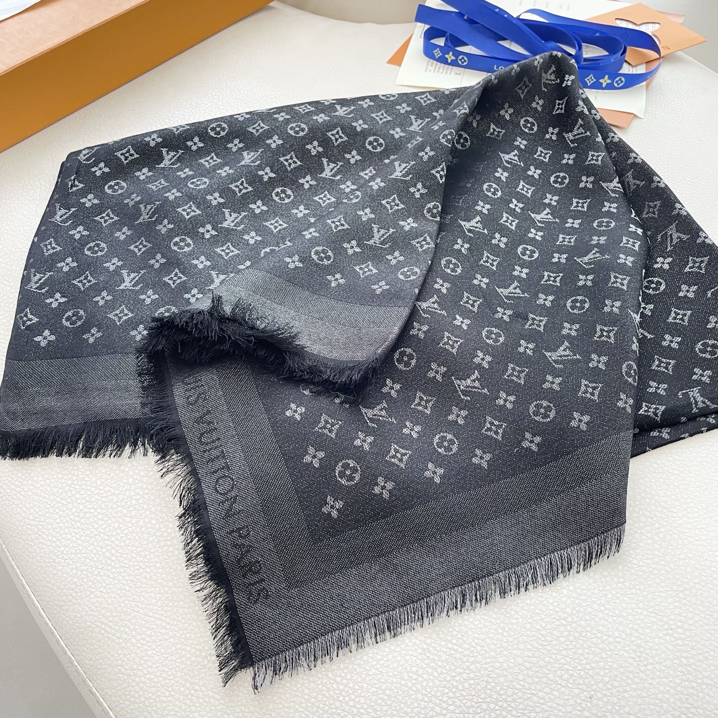 方巾】LV披肩❤️经典金丝👍搭配丝毛混纺的华美质感，与成衣和配饰系列单品搭配相宜。尺寸：140 x 14