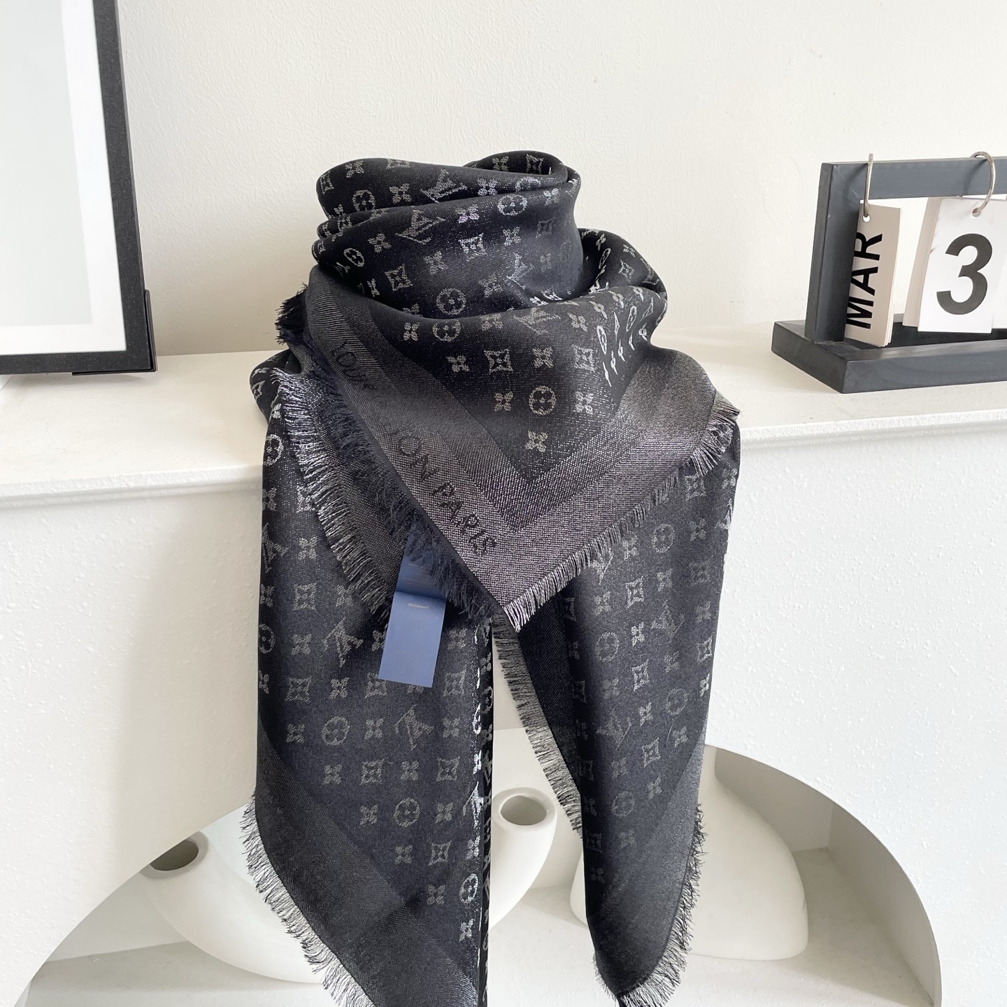 方巾】LV披肩❤️经典金丝👍搭配丝毛混纺的华美质感，与成衣和配饰系列单品搭配相宜。尺寸：140 x 14