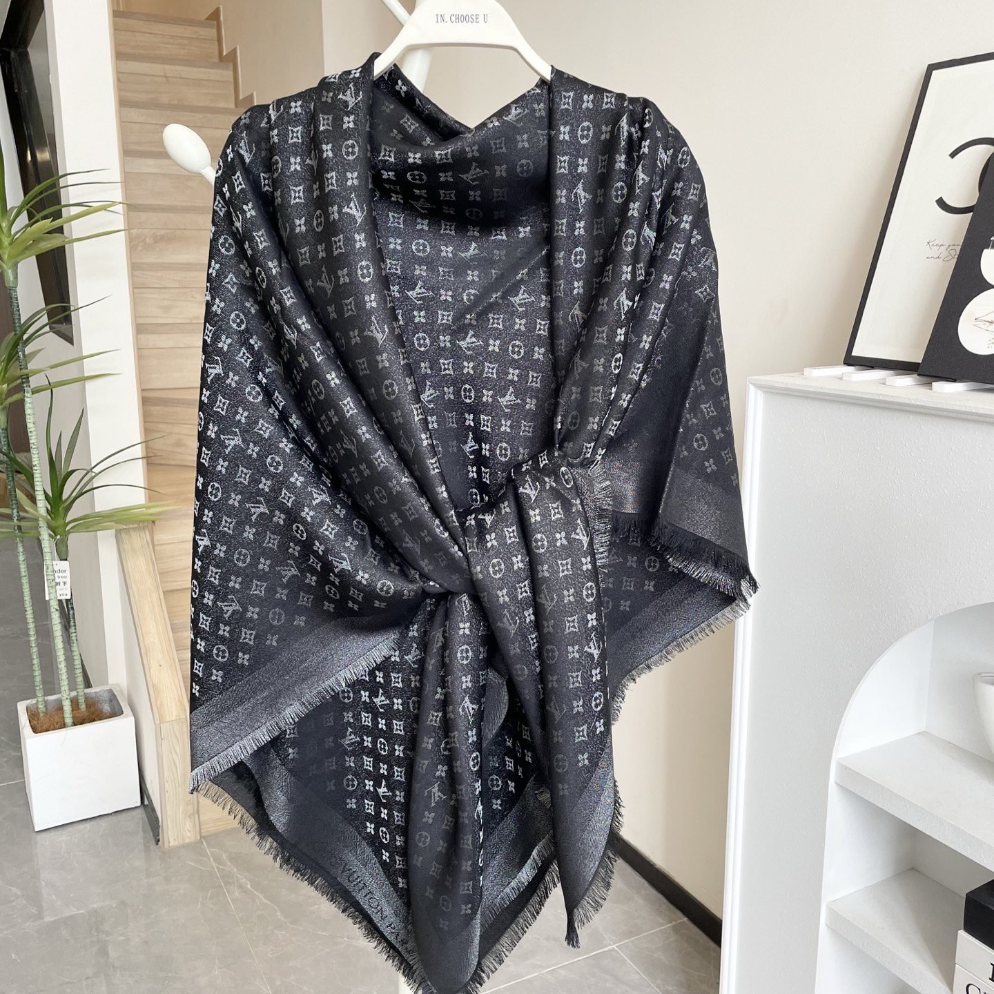 方巾】LV披肩❤️经典金丝👍搭配丝毛混纺的华美质感，与成衣和配饰系列单品搭配相宜。尺寸：140 x 14