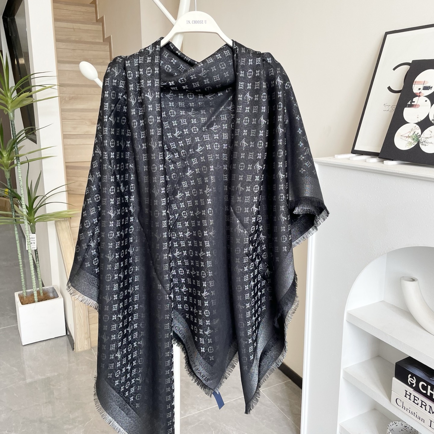 方巾】LV披肩❤️经典金丝👍搭配丝毛混纺的华美质感，与成衣和配饰系列单品搭配相宜。尺寸：140 x 14