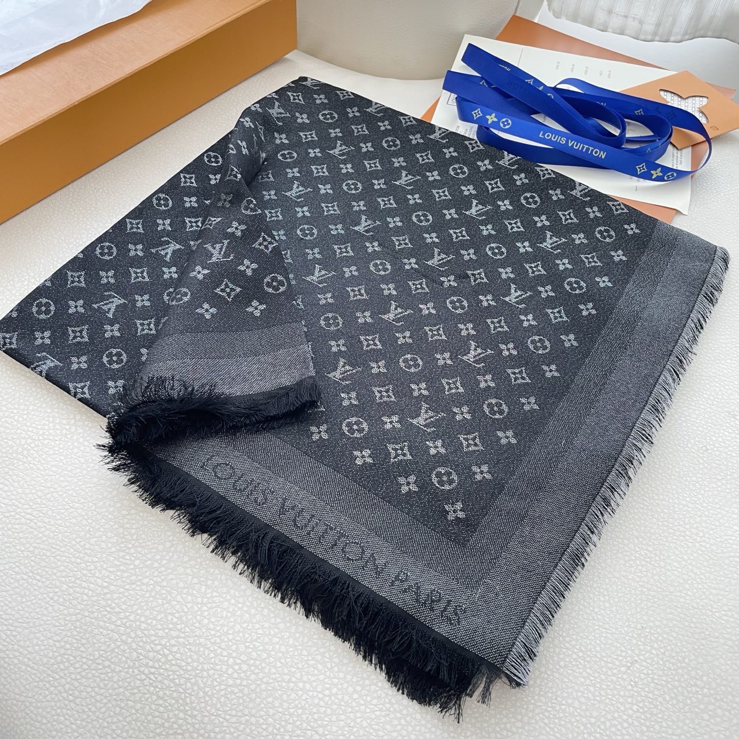 方巾】LV披肩❤️经典金丝👍搭配丝毛混纺的华美质感，与成衣和配饰系列单品搭配相宜。尺寸：140 x 14