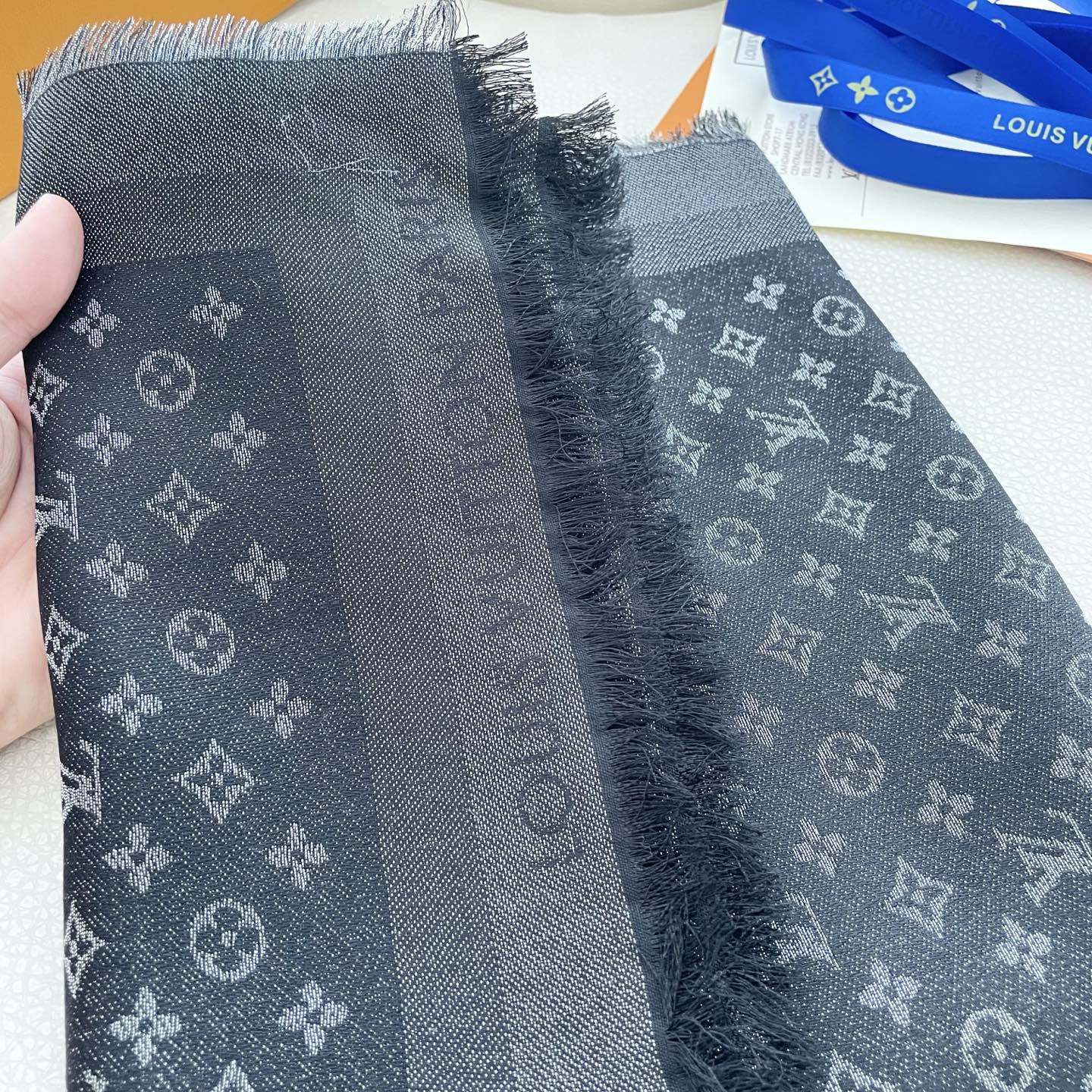 方巾】LV披肩❤️经典金丝👍搭配丝毛混纺的华美质感，与成衣和配饰系列单品搭配相宜。尺寸：140 x 14