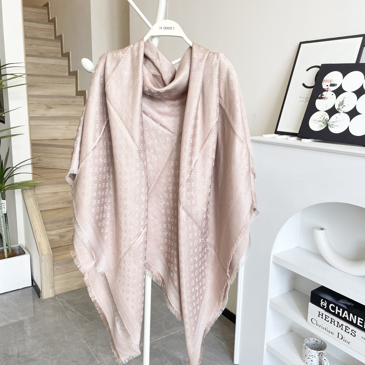 方巾】LV披肩❤️经典金丝👍搭配丝毛混纺的华美质感，与成衣和配饰系列单品搭配相宜。尺寸：140 x 14