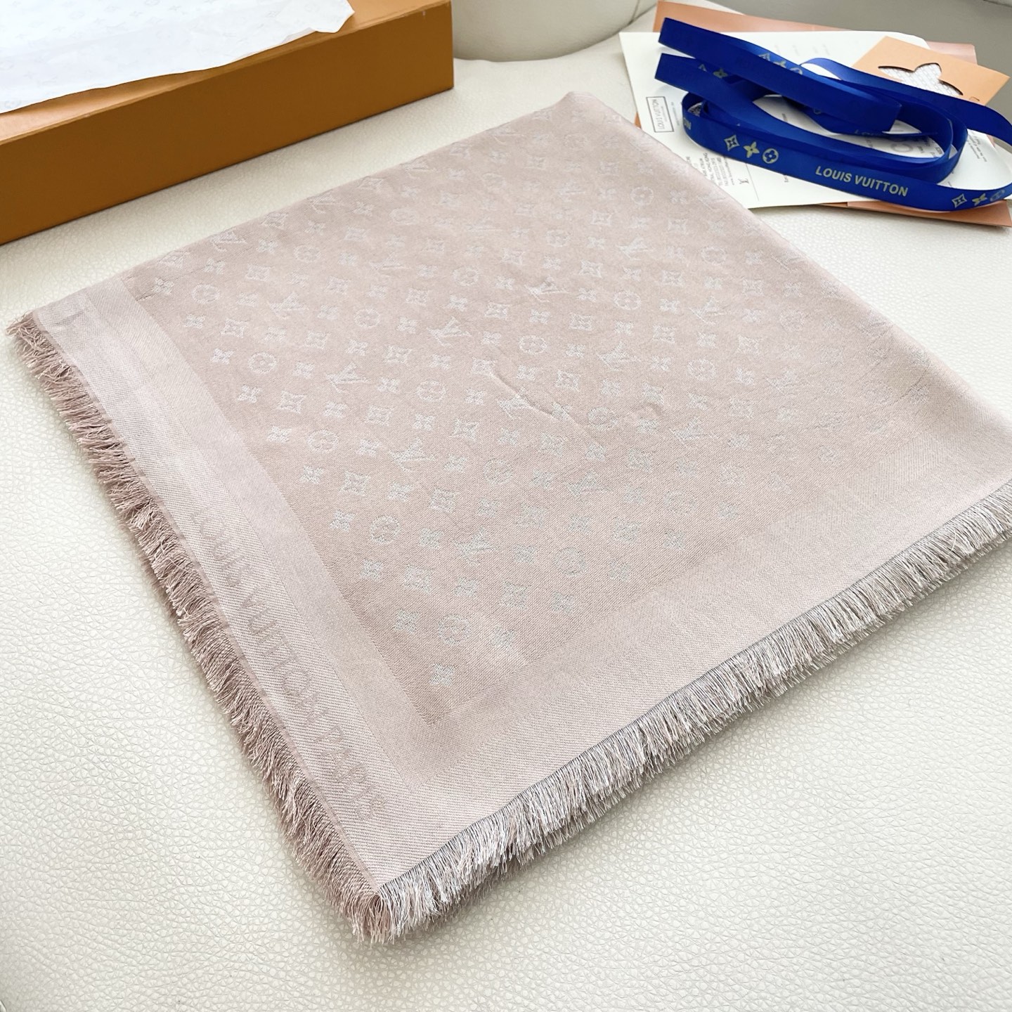 方巾】LV披肩❤️经典金丝👍搭配丝毛混纺的华美质感，与成衣和配饰系列单品搭配相宜。尺寸：140 x 14