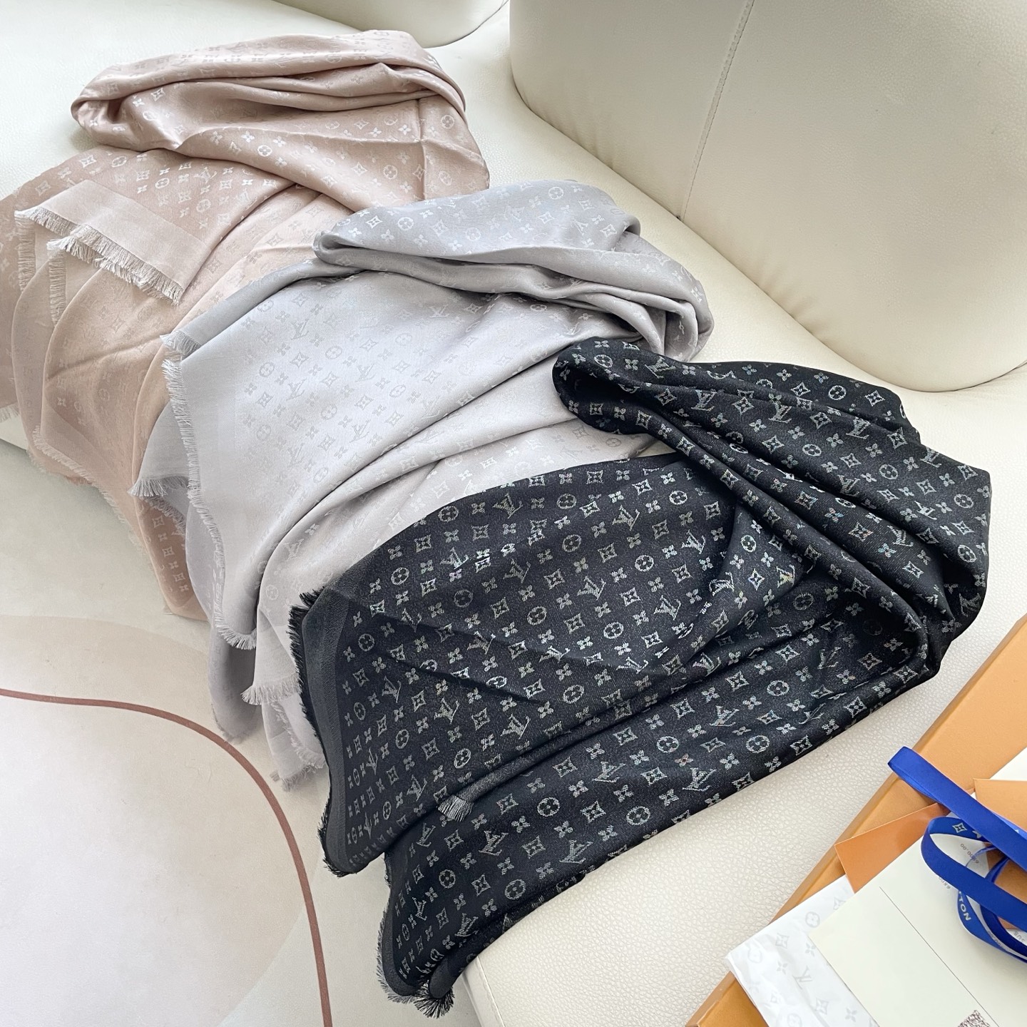 方巾】LV披肩❤️经典金丝👍搭配丝毛混纺的华美质感，与成衣和配饰系列单品搭配相宜。尺寸：140 x 14