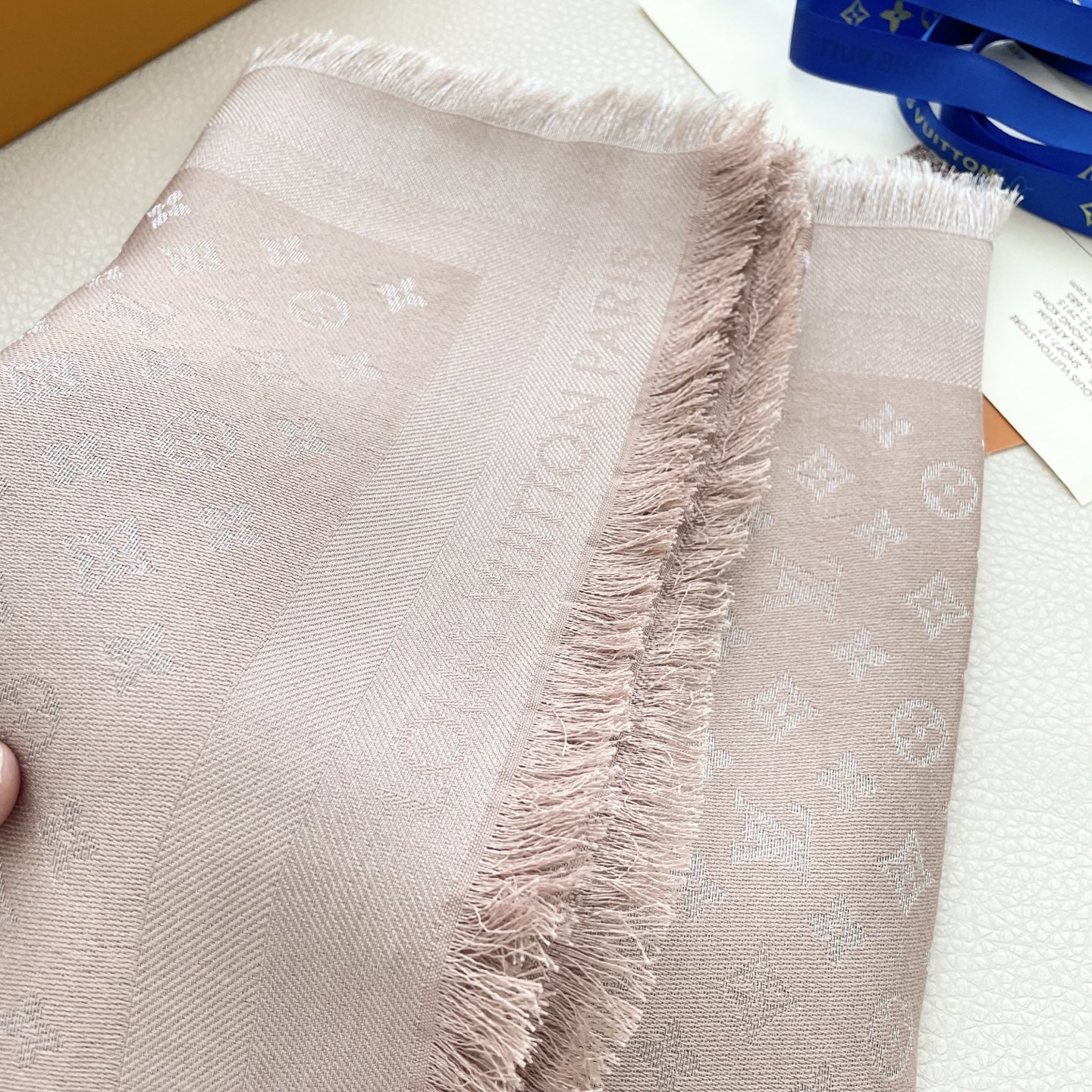 方巾】LV披肩❤️经典金丝👍搭配丝毛混纺的华美质感，与成衣和配饰系列单品搭配相宜。尺寸：140 x 14