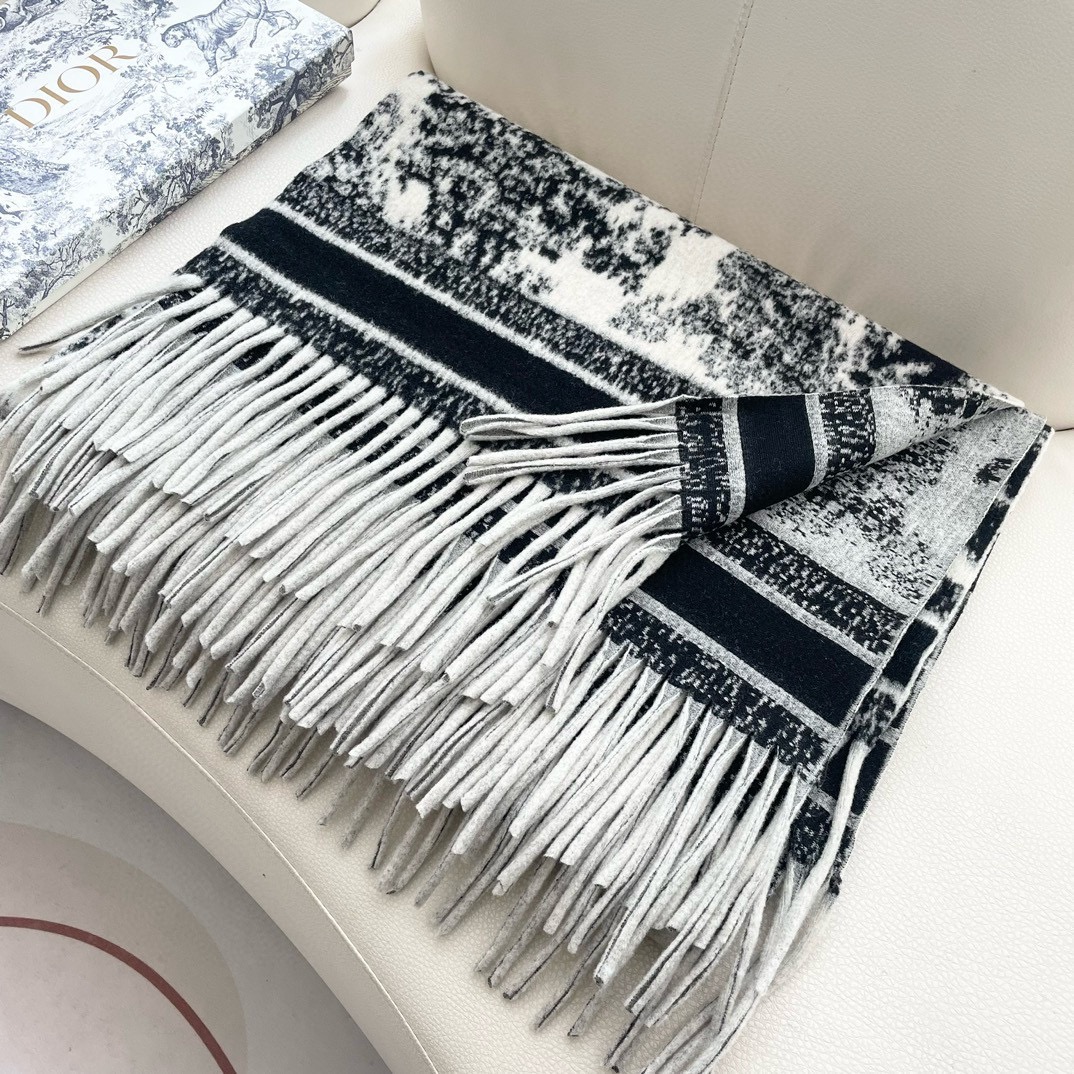 ✨重磅推荐‼️CD动物印花大方巾❗️围巾披肩毛毯三用，超级惊艳的一款！百分百保真！超唯美的一款正品订单，