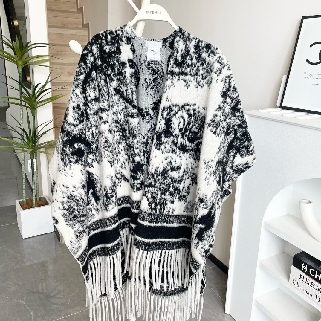 ✨重磅推荐‼️CD动物印花大方巾❗️围巾披肩毛毯三用，超级惊艳的一款！百分百保真！超唯美的一款正品订单，