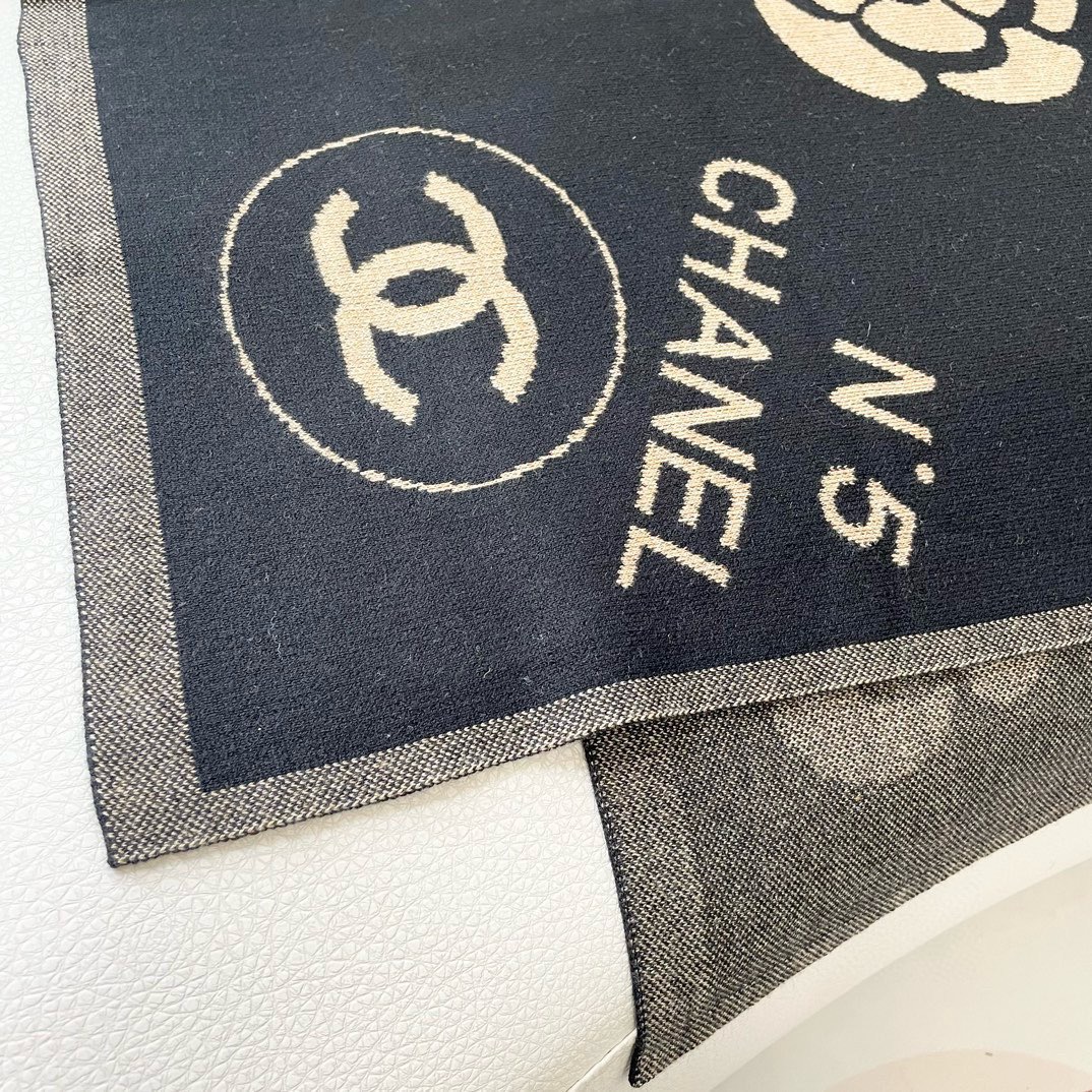 😍👍香奈儿2025专柜最新款‼️【顶级针织围巾】🔥爆款哦 😘💍实物真心美 🎀披肩配以精美针织💓💃🏻整条围