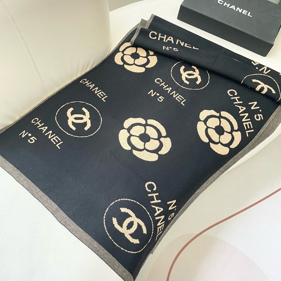 😍👍香奈儿2025专柜最新款‼️【顶级针织围巾】🔥爆款哦 😘💍实物真心美 🎀披肩配以精美针织💓💃🏻整条围