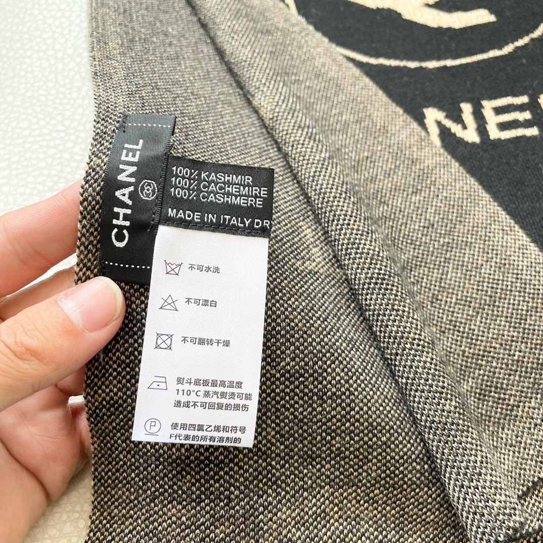 😍👍香奈儿2025专柜最新款‼️【顶级针织围巾】🔥爆款哦 😘💍实物真心美 🎀披肩配以精美针织💓💃🏻整条围