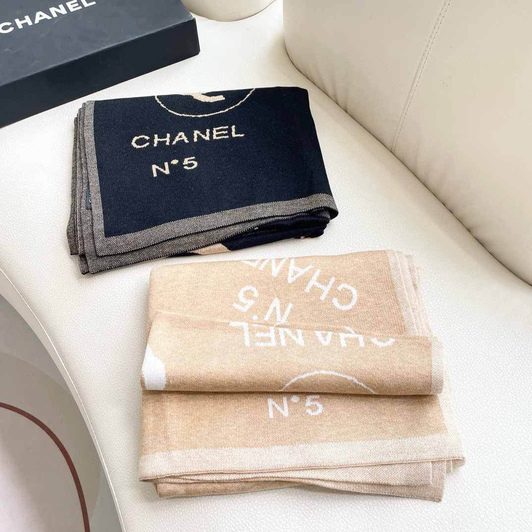 😍👍香奈儿2025专柜最新款‼️【顶级针织围巾】🔥爆款哦 😘💍实物真心美 🎀披肩配以精美针织💓💃🏻整条围