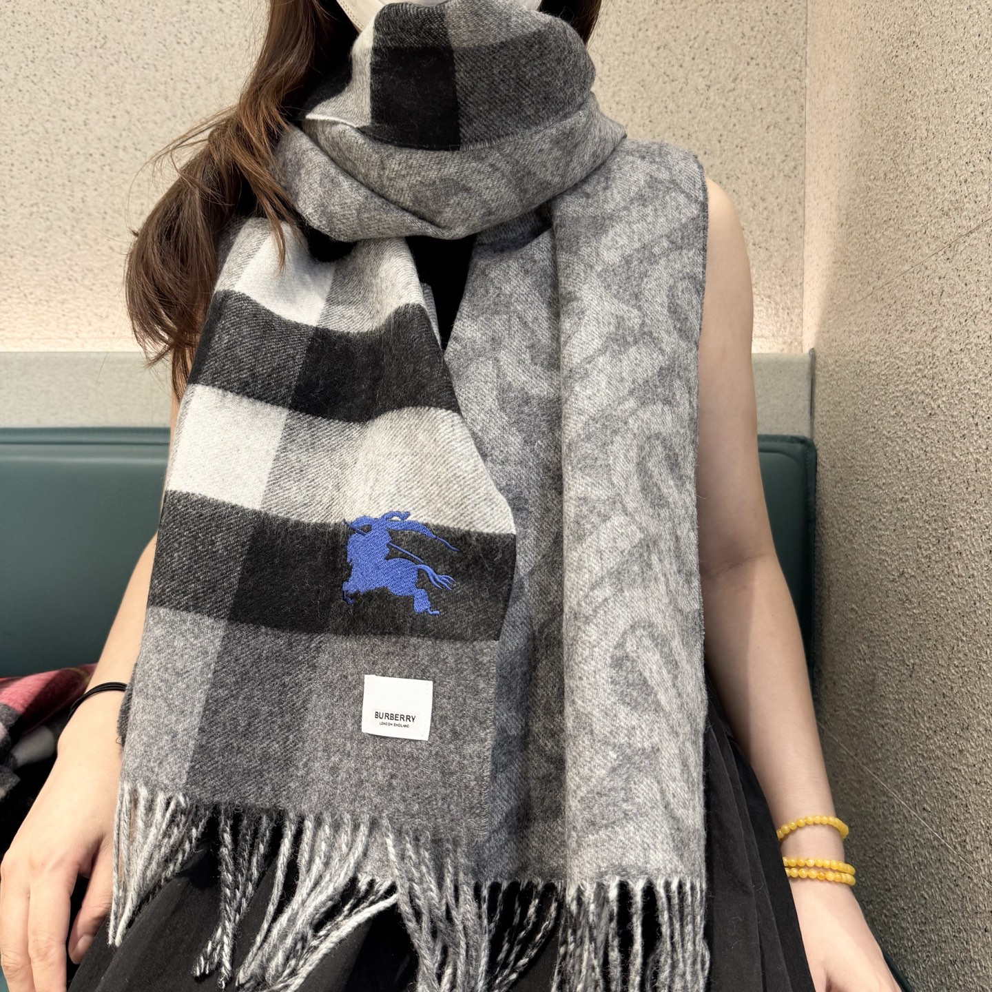 NO:511277,New 2025 Hermes double-sided men's and women's scarves are bought and cherished~ They are all export orders, so it is difficult to find something that is exquisite and exquisite. You must collect this H-home women's scarf. The style is very feminine and the charm is very Classical in the men's and women's styles. The classic and large-scale material uses customer-supplied cashmere, which is very delicate and soft, very beautiful. The upper body effect is invincible, beautiful, elegant and simple, super beautiful color scheme, any boy and girl will like, the small logo is very exquisitely embellished with texture and not ostentatious~~ It is very suitable to match with formal wear or casual wear~ It is completely OK to fold or circle around, gentlemanly and stylishly ~ with warm demeanor. Material cashmere, size 46x200 high-version scarf, high-version scarf, hermes19860909上新2025爱马仕双面男女款围巾且买且珍惜~都是出口订单所以比较难遇东西讲究少而精好看的一定要收这款H家女士围巾,款式很有女性魅力是男女款里非常Classical的设计,经典大方面料采用的是客供的羊绒细腻柔软度都非常的好,非常漂亮.上身效果无敌好看大气简约,超级好看的配色,任何男生女生都会喜欢的款吧小小Logo非常精致的点缀有质感不张扬~~搭配正装或者搭配休闲装都很合适~对折挂围或者绕圈围都完全可以,绅士有型~有温度的风度.材质羊绒,尺寸46x200高版本围巾,高版本围巾,hermes,scarf