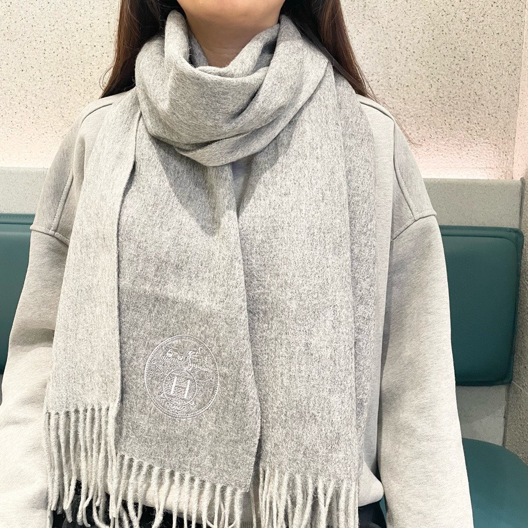 NO:511240,New 2025 Hermes men's and women's scarves are bought and cherished~ They are all export orders, so it is difficult to find something that is exquisite and beautiful. You must collect this H-home women's scarf. The style is very feminine and the charm is very Classical in the men's and women's styles. The classic and large-scale material uses customer-supplied cashmere, which is very delicate and soft, very beautiful. The upper body effect is invincible, beautiful, elegant and simple, super beautiful color scheme, any boy and girl will like, the small logo is very exquisitely embellished with texture and not ostentatious~~ It is very suitable to match with formal wear or casual wear~ It is completely OK to fold or circle around, gentlemanly and stylishly ~ with warm demeanor. Material cashmere, size 32x200 high-version scarf, high-version scarf, hermes19860909上新2025爱马仕男女款围巾且买且珍惜~都是出口订单所以比较难遇东西讲究少而精好看的一定要收这款H家女士围巾,款式很有女性魅力是男女款里非常Classical的设计,经典大方面料采用的是客供的羊绒细腻柔软度都非常的好,非常漂亮.上身效果无敌好看大气简约,超级好看的配色,任何男生女生都会喜欢的款吧小小Logo非常精致的点缀有质感不张扬~~搭配正装或者搭配休闲装都很合适~对折挂围或者绕圈围都完全可以,绅士有型~有温度的风度.材质羊绒,尺寸32x200高版本围巾,高版本围巾,hermes,scarf