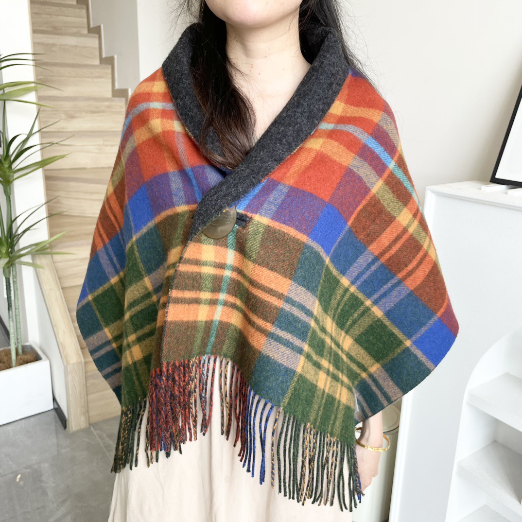 vivienne西太后 可披肩可围巾终于来啦，性价比爆棚的原单西太后土星双色羊毛围巾温暖又百搭。秋冬羊毛