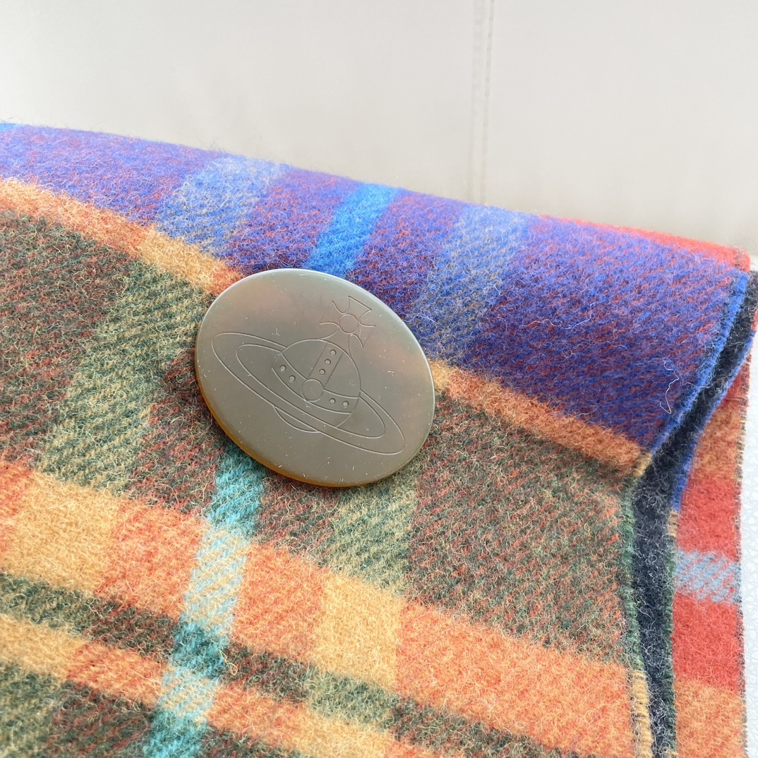 vivienne西太后 可披肩可围巾终于来啦，性价比爆棚的原单西太后土星双色羊毛围巾温暖又百搭。秋冬羊毛