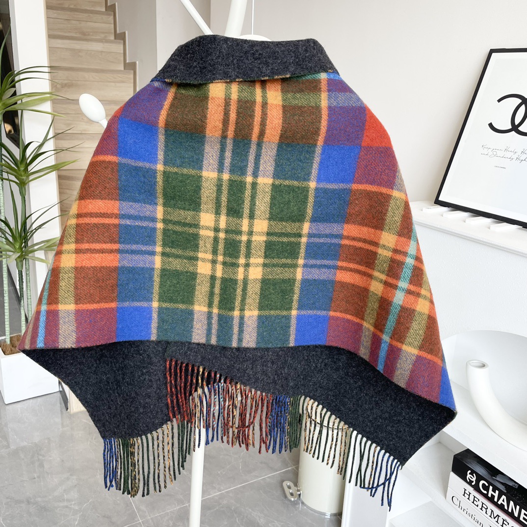 vivienne西太后 可披肩可围巾终于来啦，性价比爆棚的原单西太后土星双色羊毛围巾温暖又百搭。秋冬羊毛