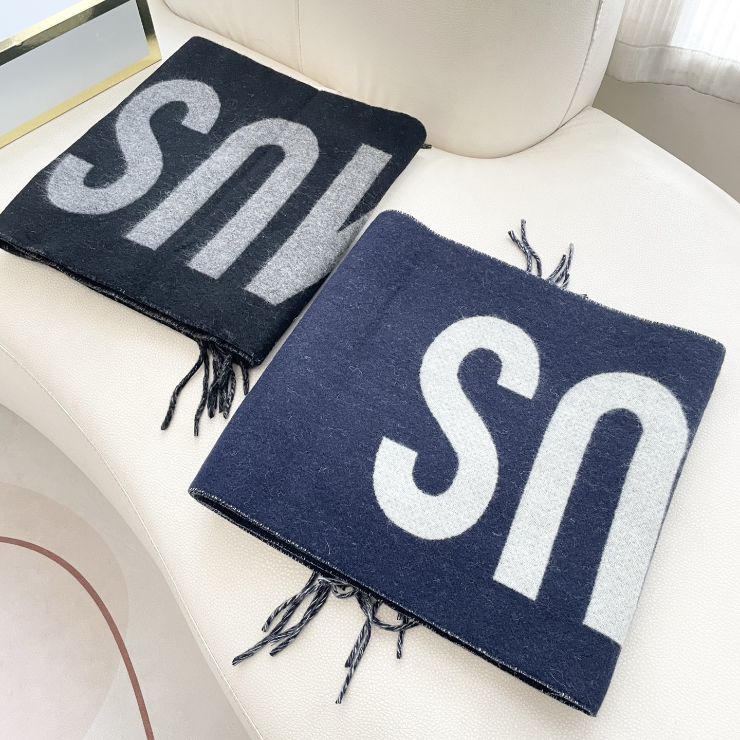 🧣JIL SANDER 围巾 温柔绽放的极简主义，从1968年起，一直坚守极简之风、性冷淡的设计:吉尔·