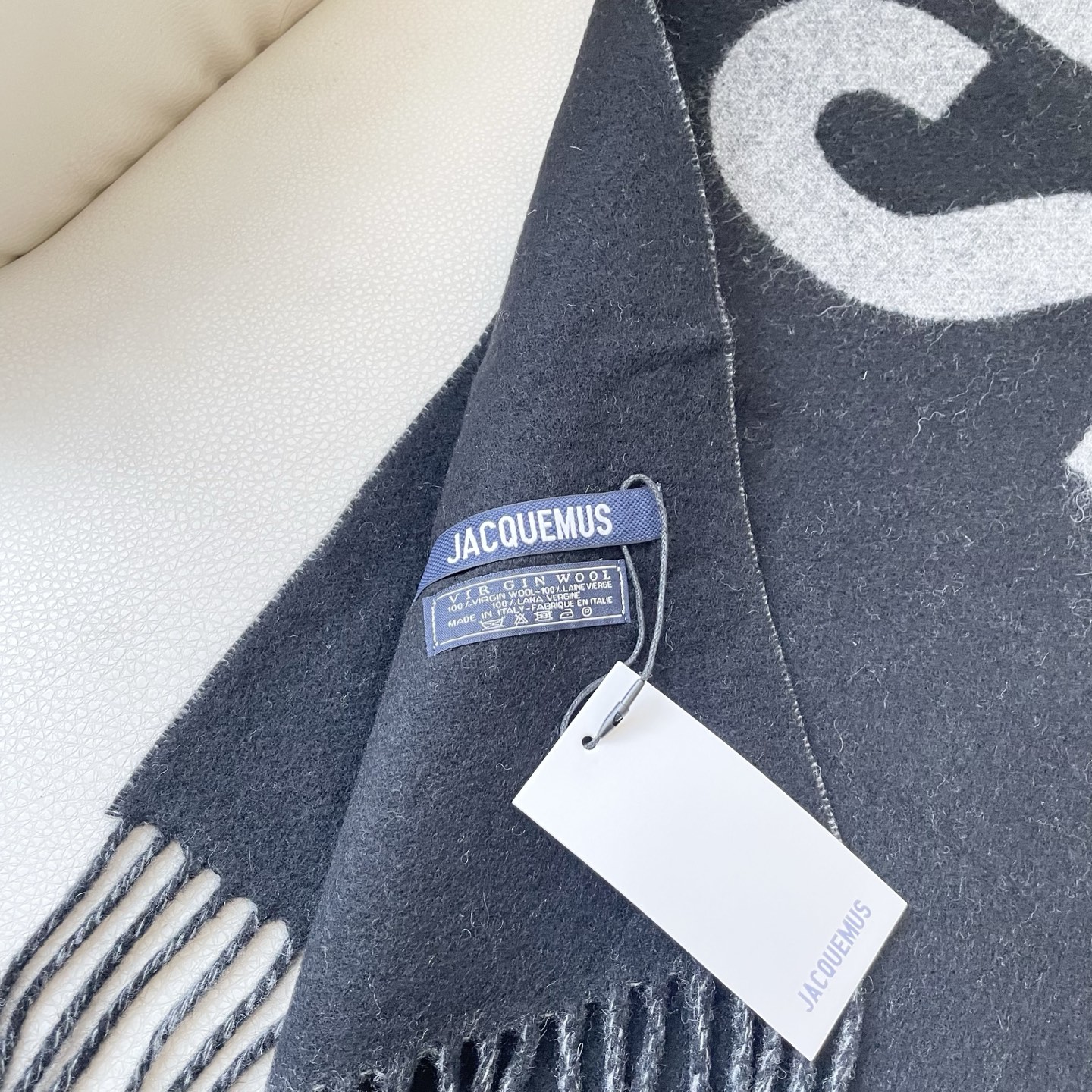 🧣JIL SANDER 围巾 温柔绽放的极简主义，从1968年起，一直坚守极简之风、性冷淡的设计:吉尔·